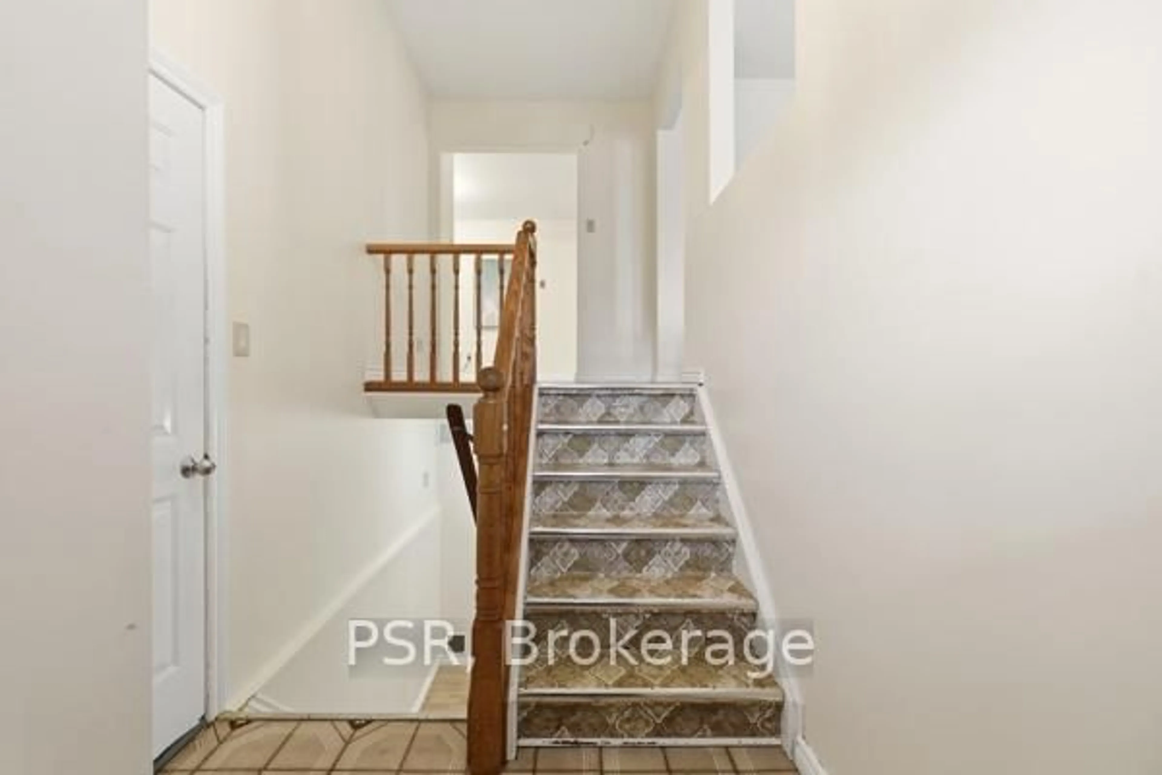 Indoor entryway for 957 Stone Chruch Rd, Hamilton Ontario L8W 1B2