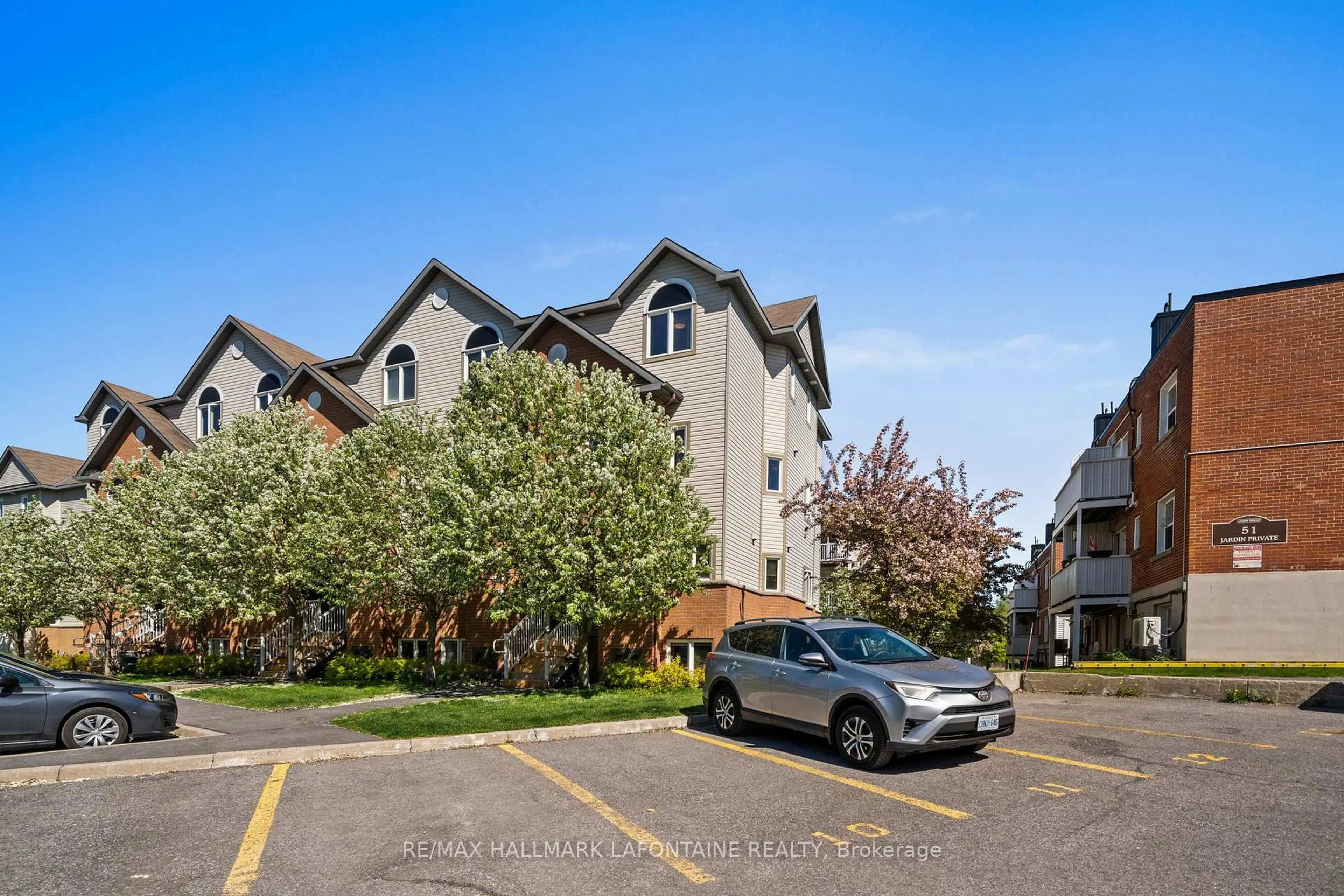 A pic from outside/outdoor area/front of a property/back of a property/a pic from drone, street for 49 Jardin Private #343, Ottawa Ontario K1K 2V8