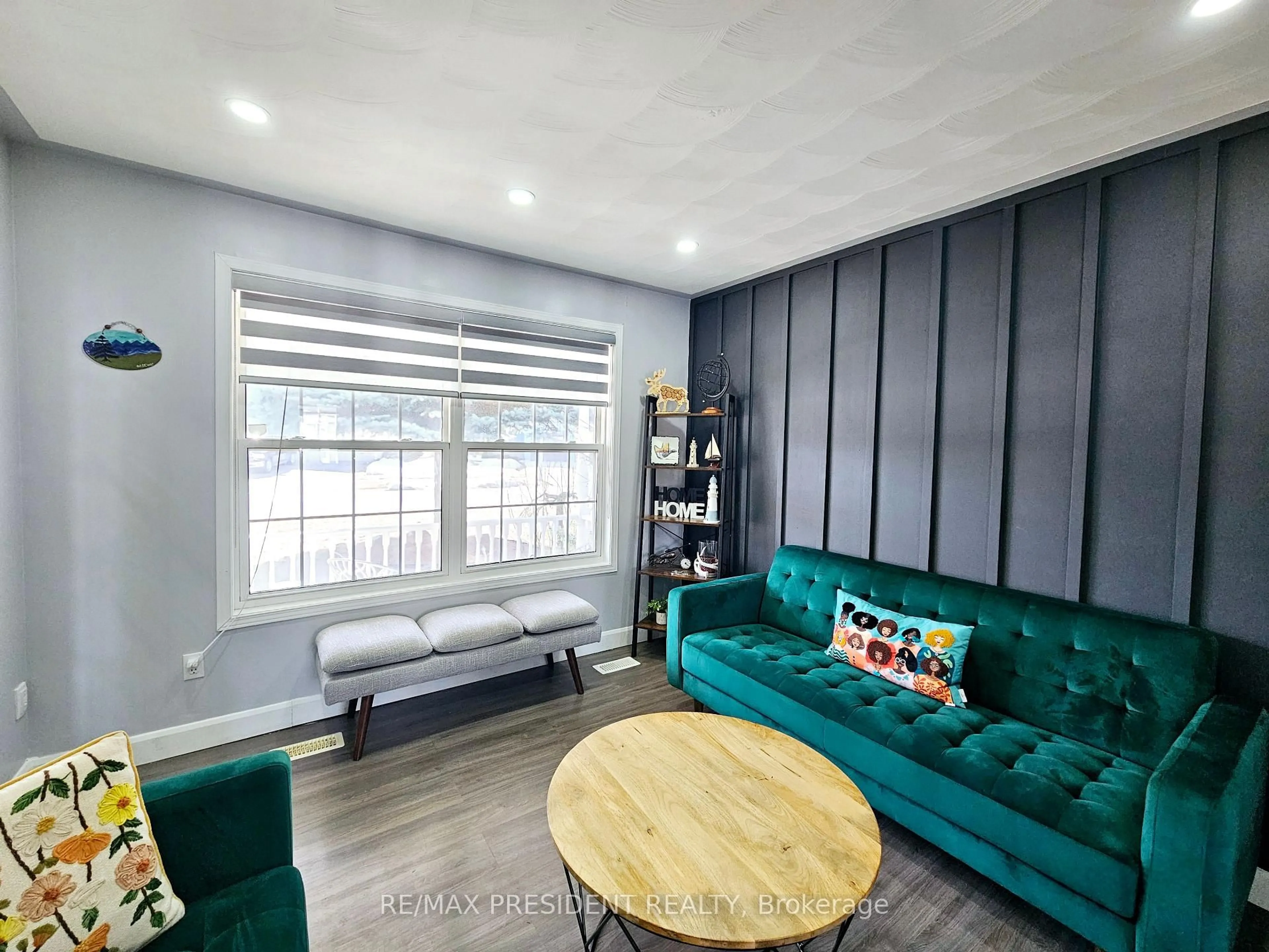 Living room with furniture, wood/laminate floor for 32 Algonquin Rd, Woodstock Ontario N4T 1R8