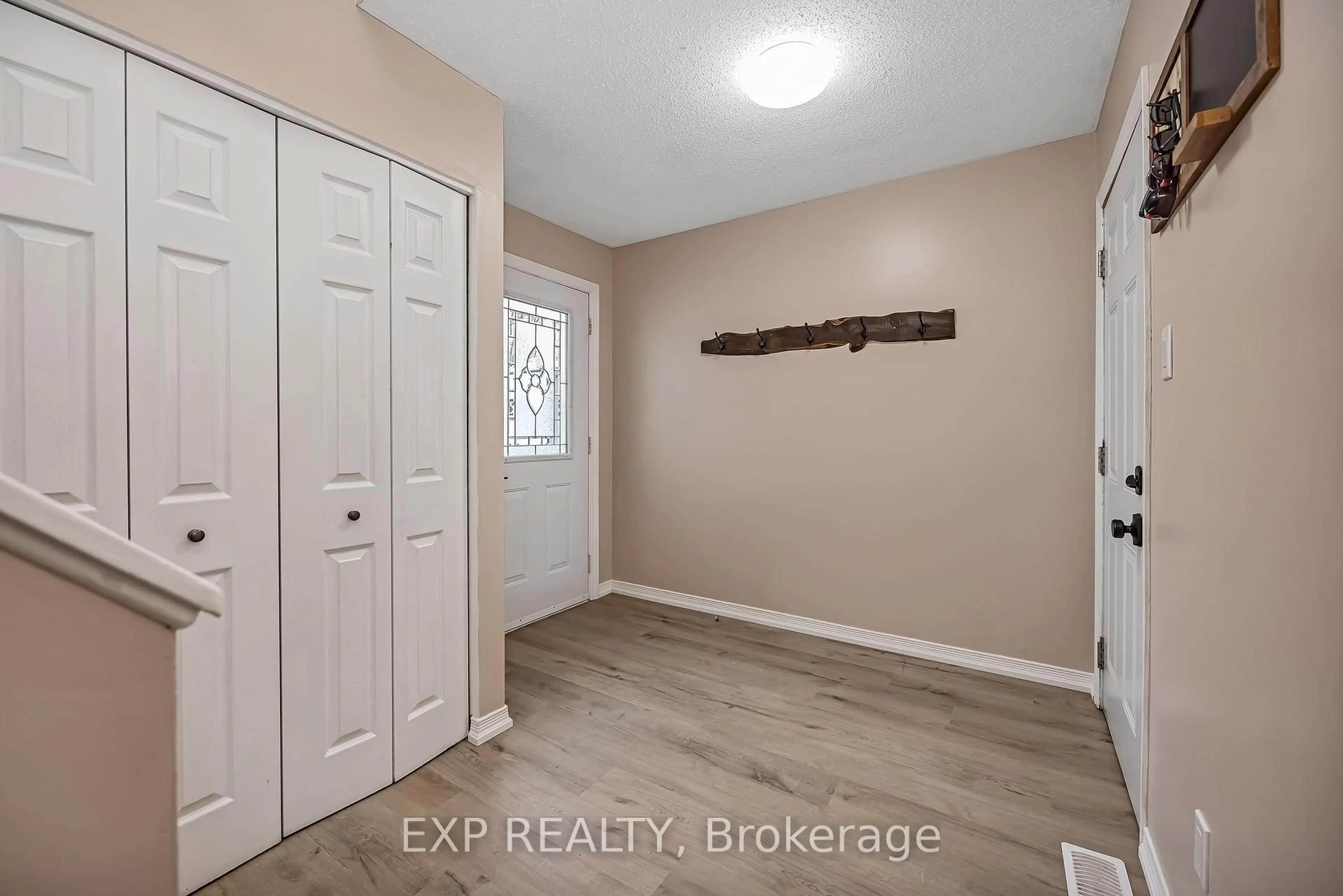 Indoor entryway for 46 NELSON St, Carleton Place Ontario K7C 3X2
