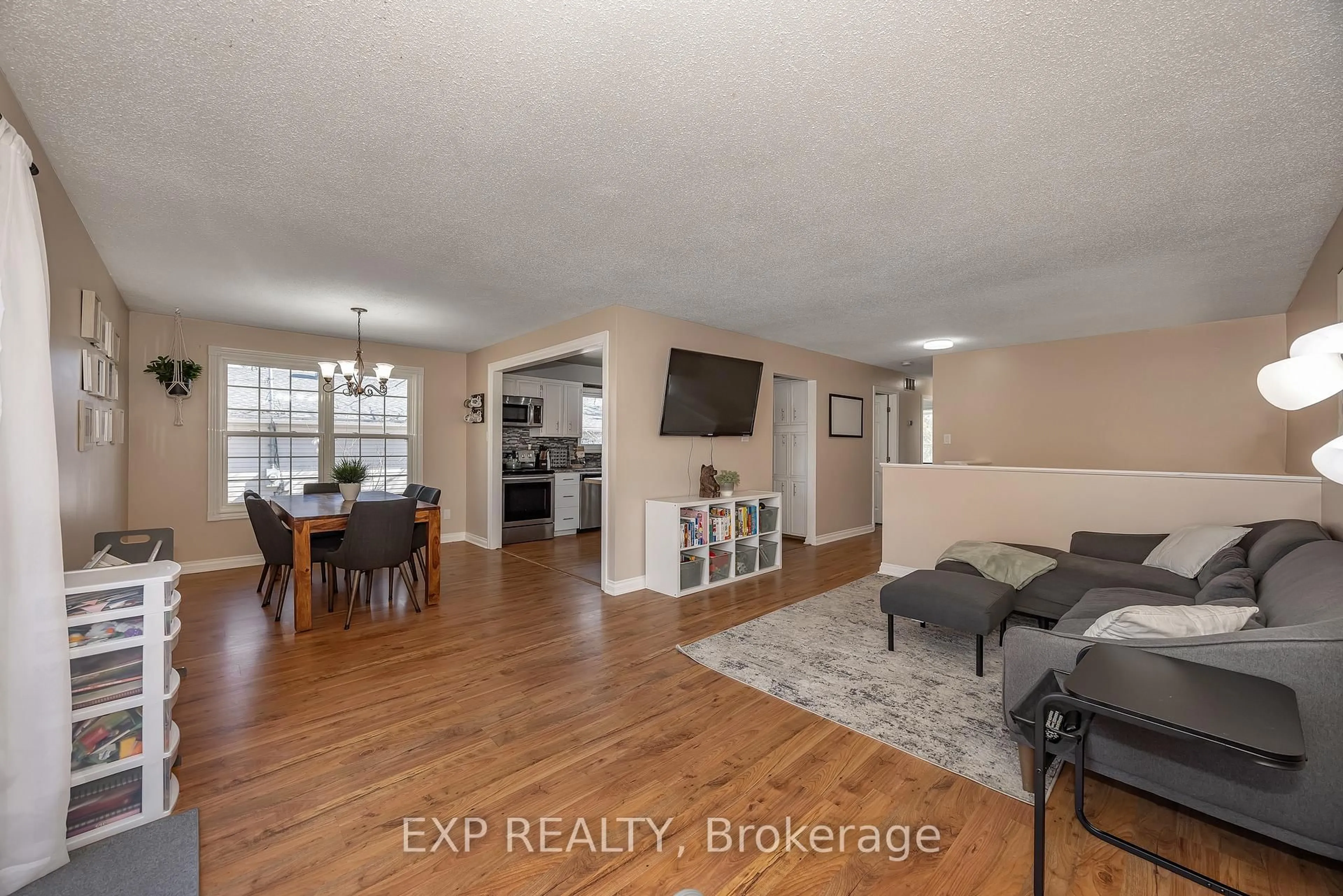 Living room with furniture, wood/laminate floor for 46 NELSON St, Carleton Place Ontario K7C 3X2