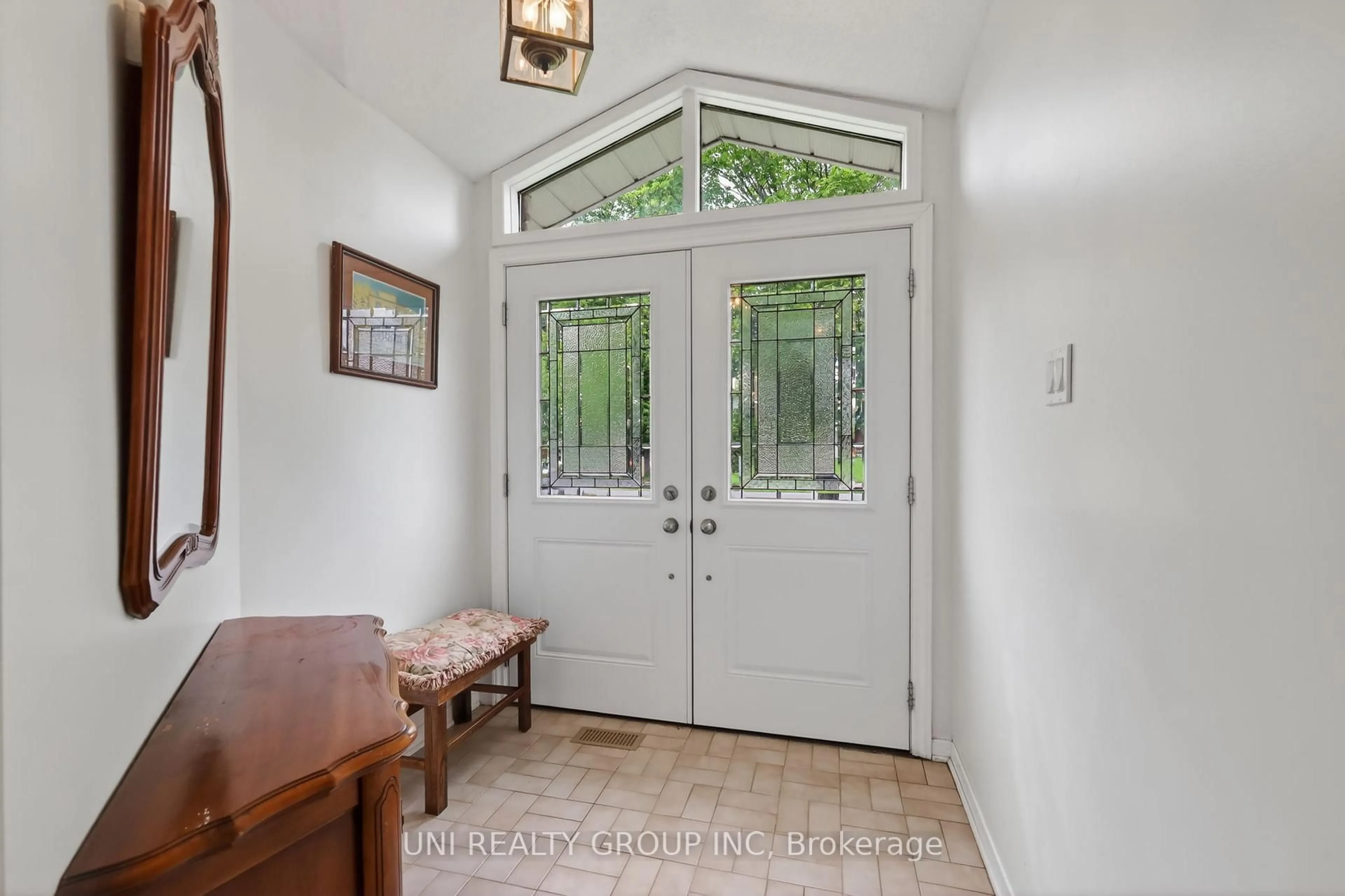 Indoor entryway for 2554 Egan Rd, Ottawa Ontario K1V 8N1
