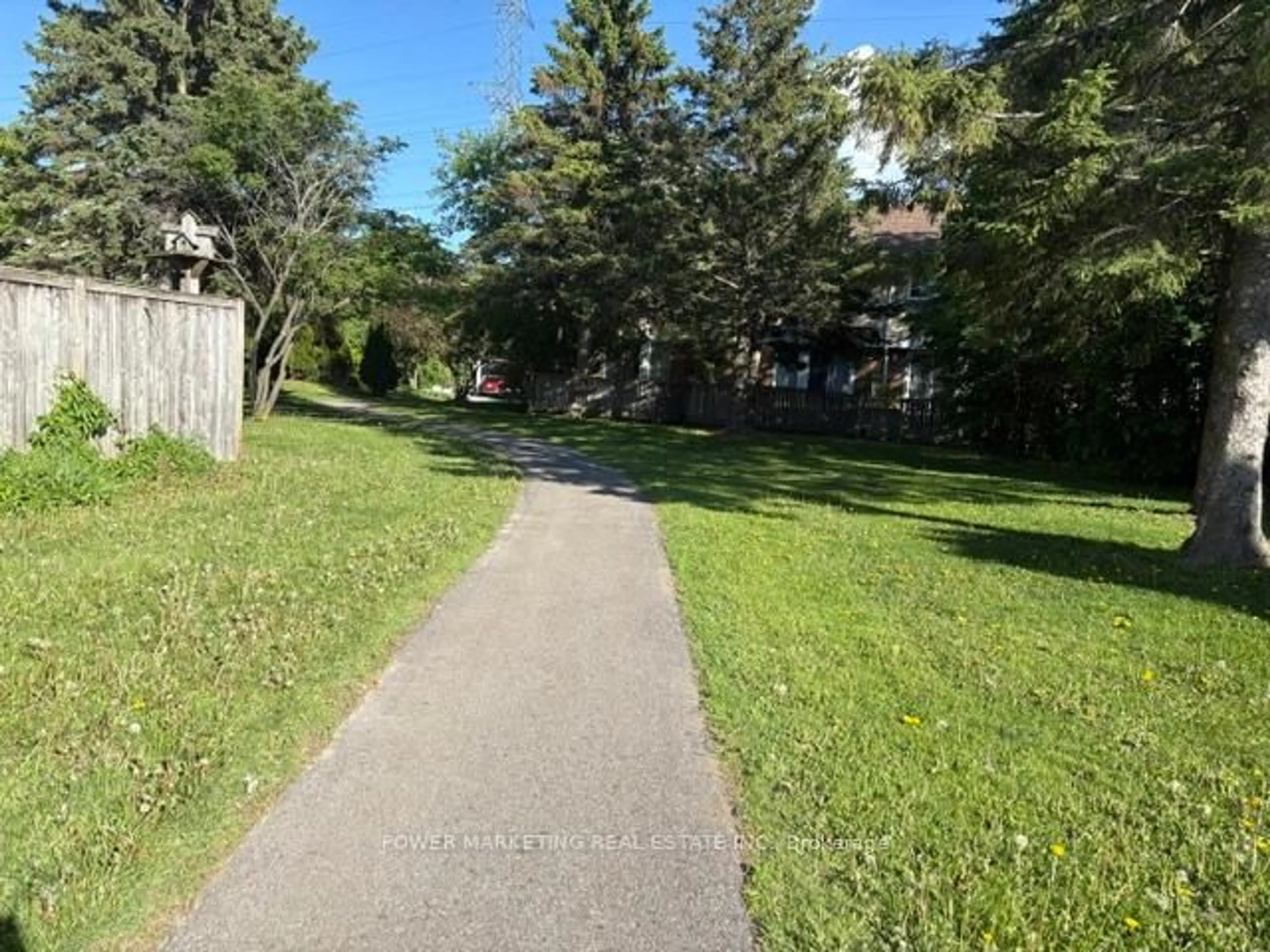 A pic from outside/outdoor area/front of a property/back of a property/a pic from drone, street for 104 BANNERHILL, Ottawa Ontario K1V 0T4