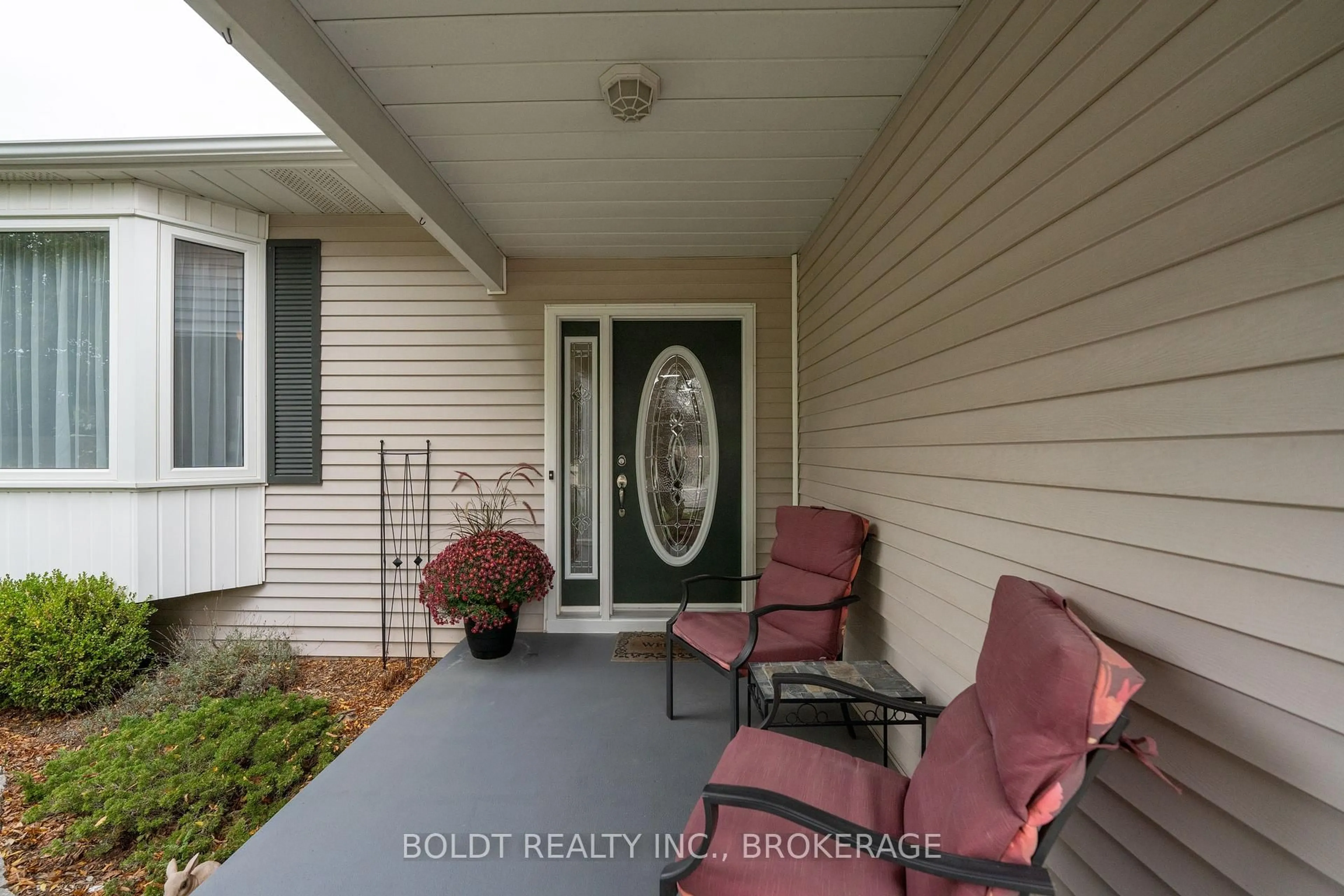 Indoor entryway for 48 Homestead Dr, Niagara-on-the-Lake Ontario L0S 1J0