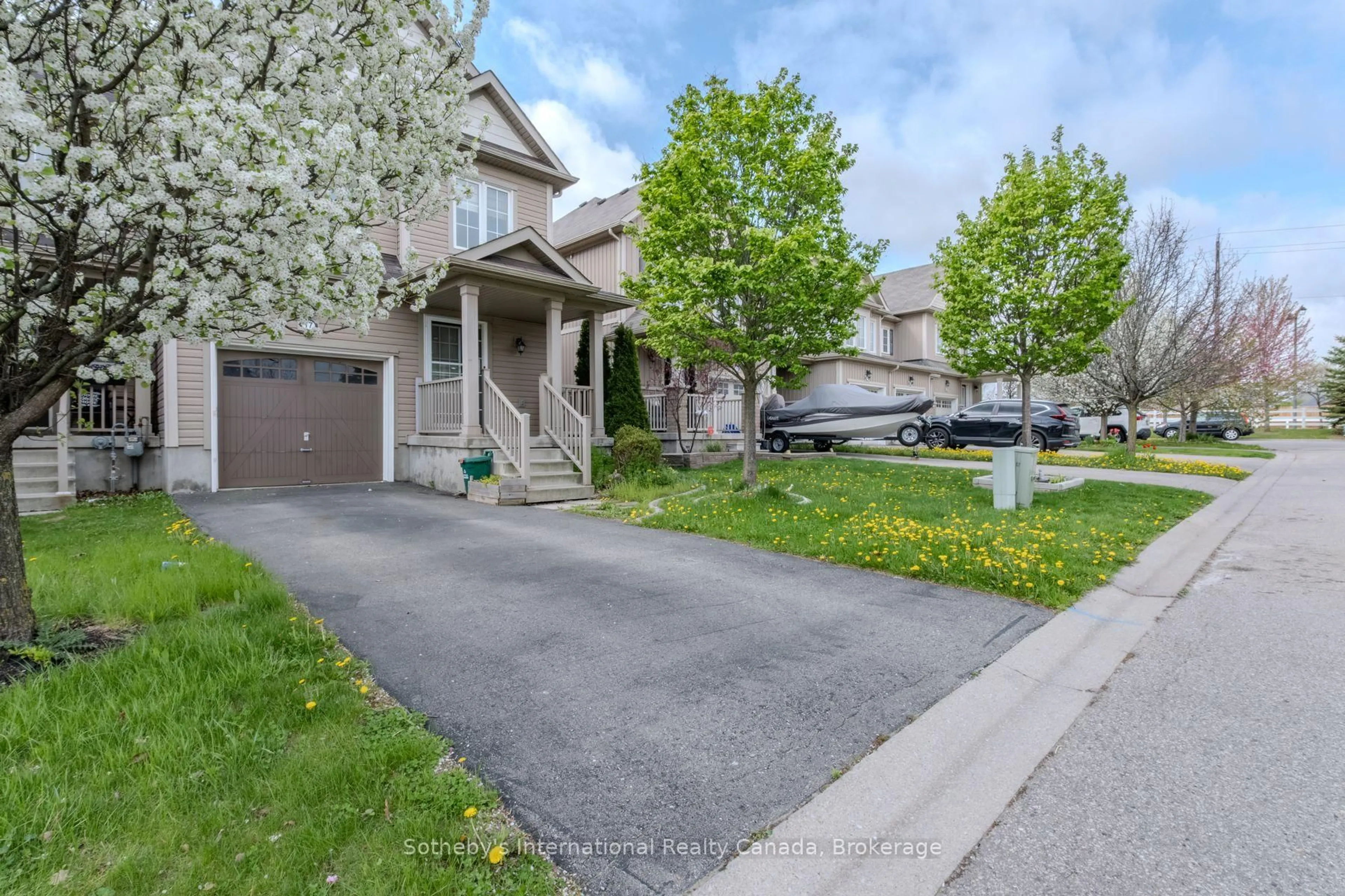 A pic from outside/outdoor area/front of a property/back of a property/a pic from drone, street for 17 Dwyer Crt, Brantford Ontario N3T 0G8