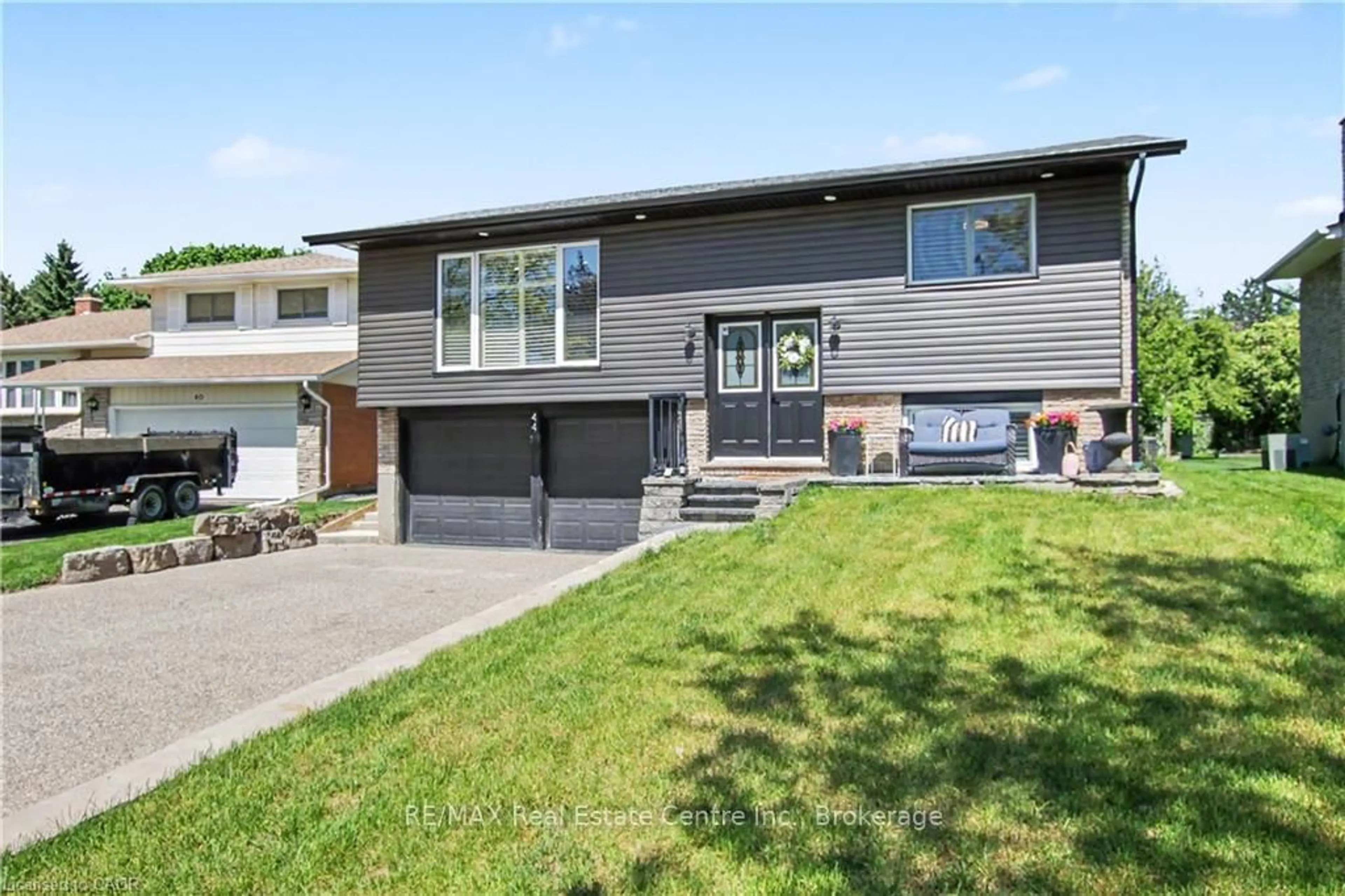 Home with vinyl exterior material, street for 44 Oakhurst Cres, Kitchener Ontario N2B 3K3