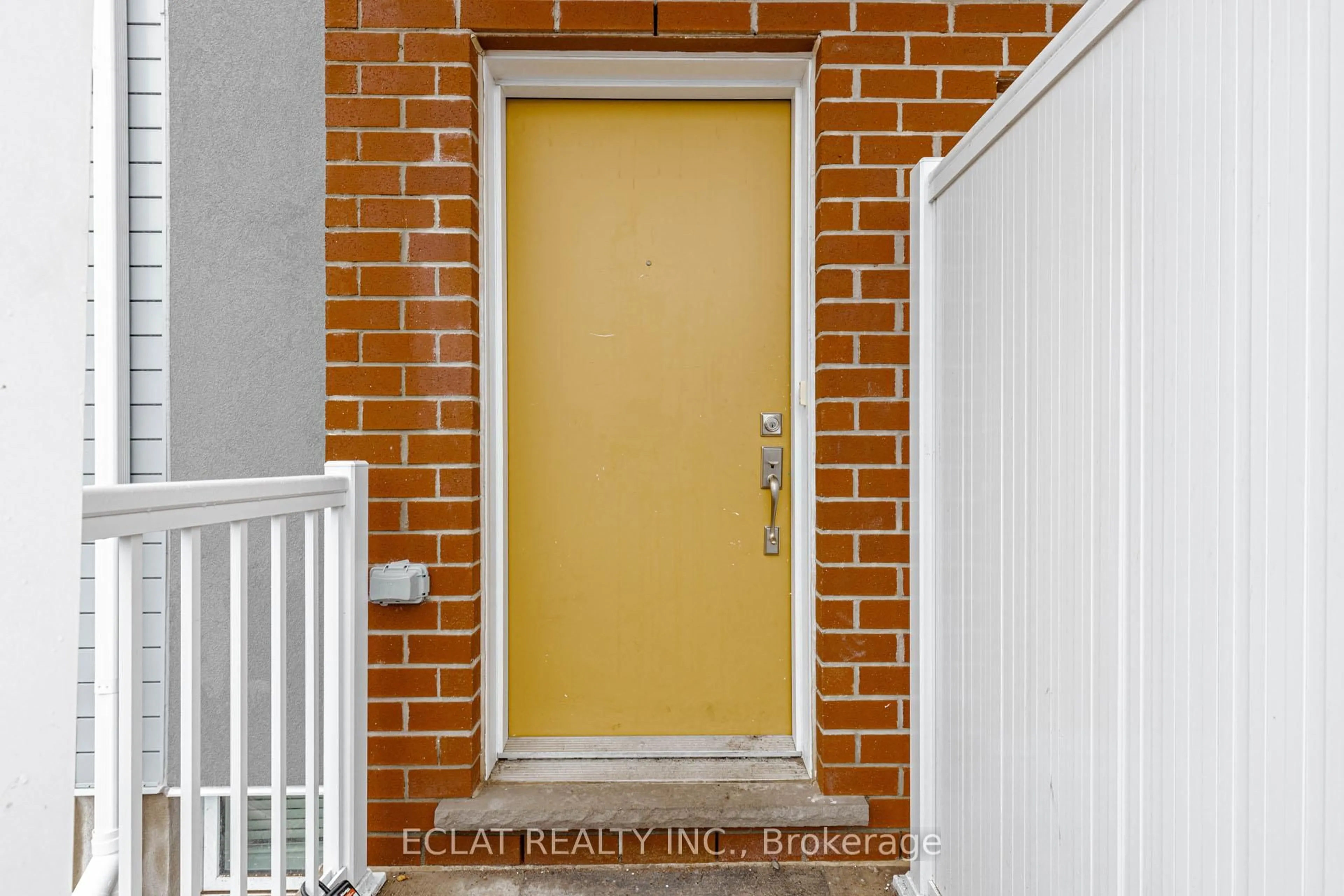 Indoor entryway for 36 Vitality Dr, Kitchener Ontario N2R 0R7