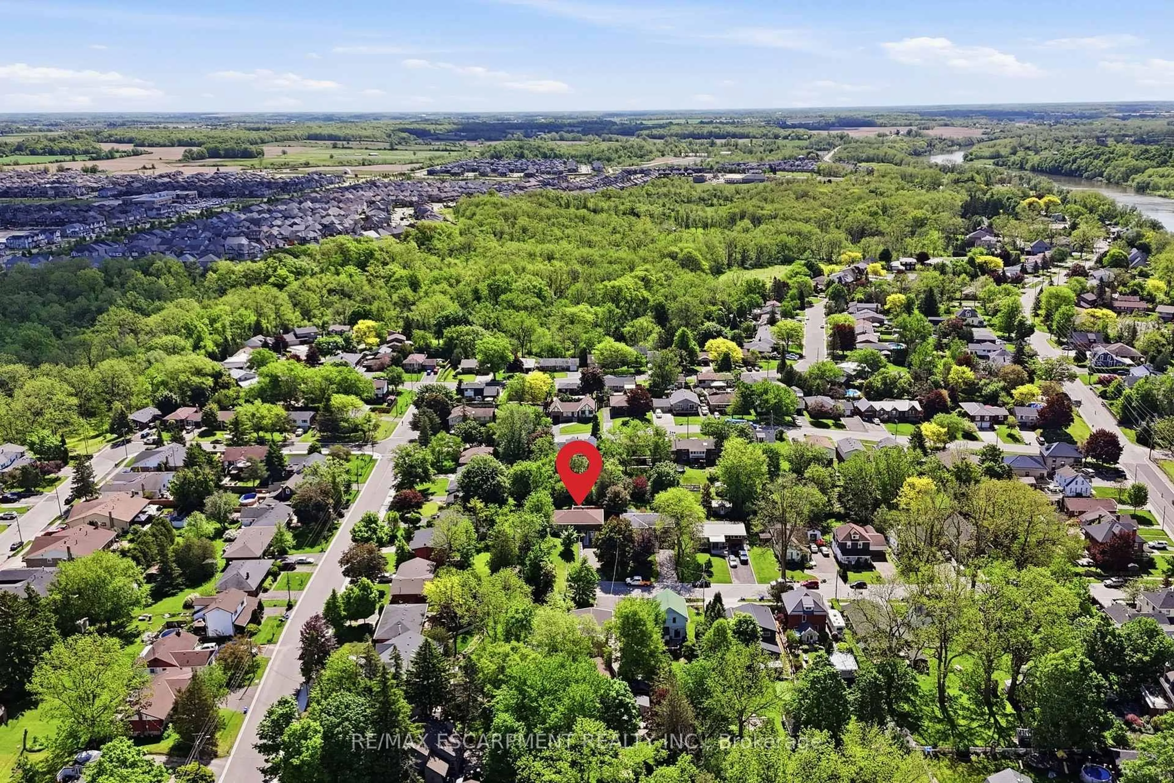 A pic from outside/outdoor area/front of a property/back of a property/a pic from drone, unknown for 52 Grand Ave, Haldimand Ontario N3W 2J5