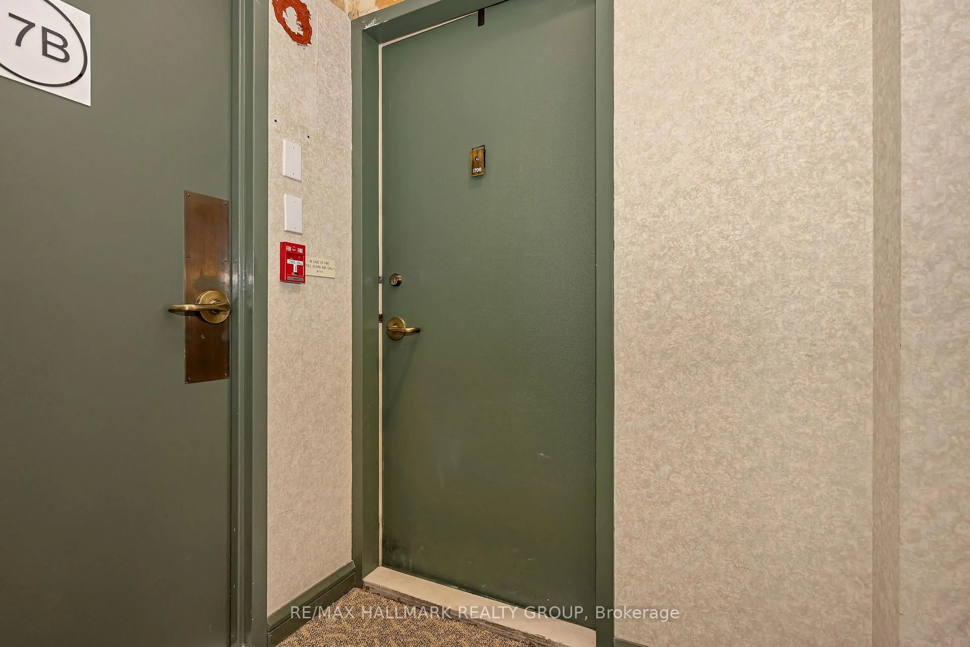 Indoor entryway for 2625 Regina St #1706, Ottawa Ontario K2B 5W8
