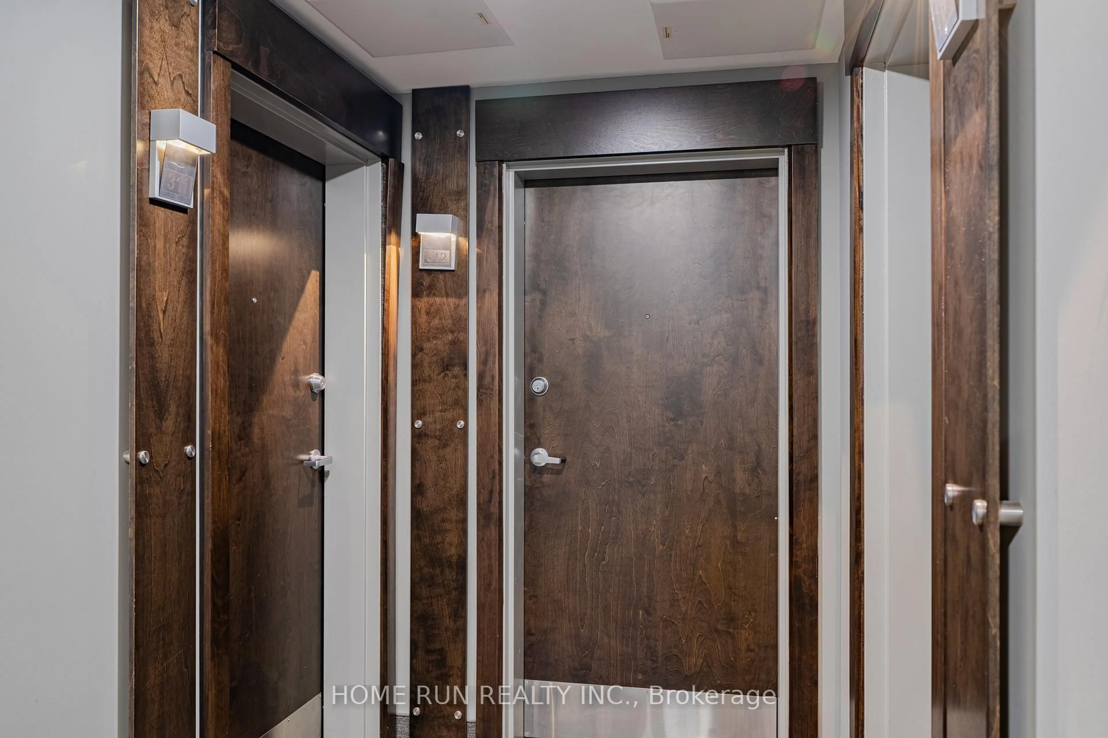 Indoor foyer for 615 Longfields Dr #312, Ottawa Ontario K2J 6J3