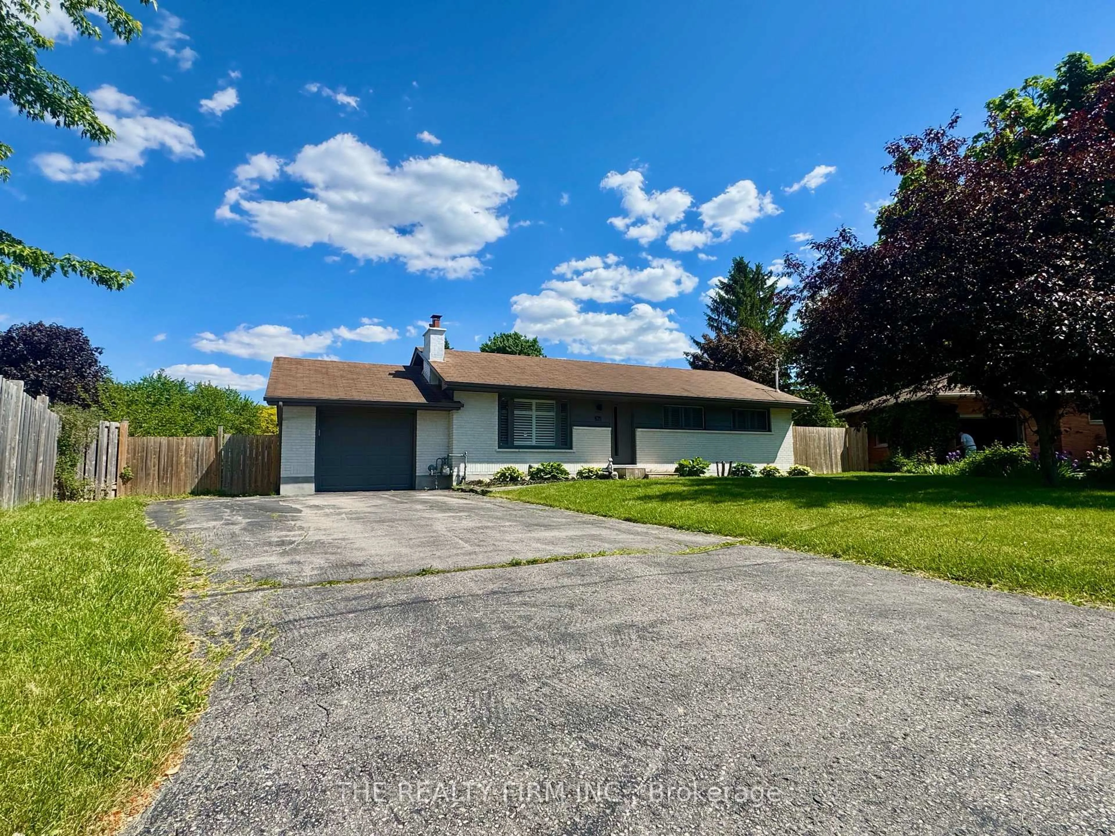 A pic from outside/outdoor area/front of a property/back of a property/a pic from drone, street for 571 Everglade Cres, London North Ontario N6H 2W8