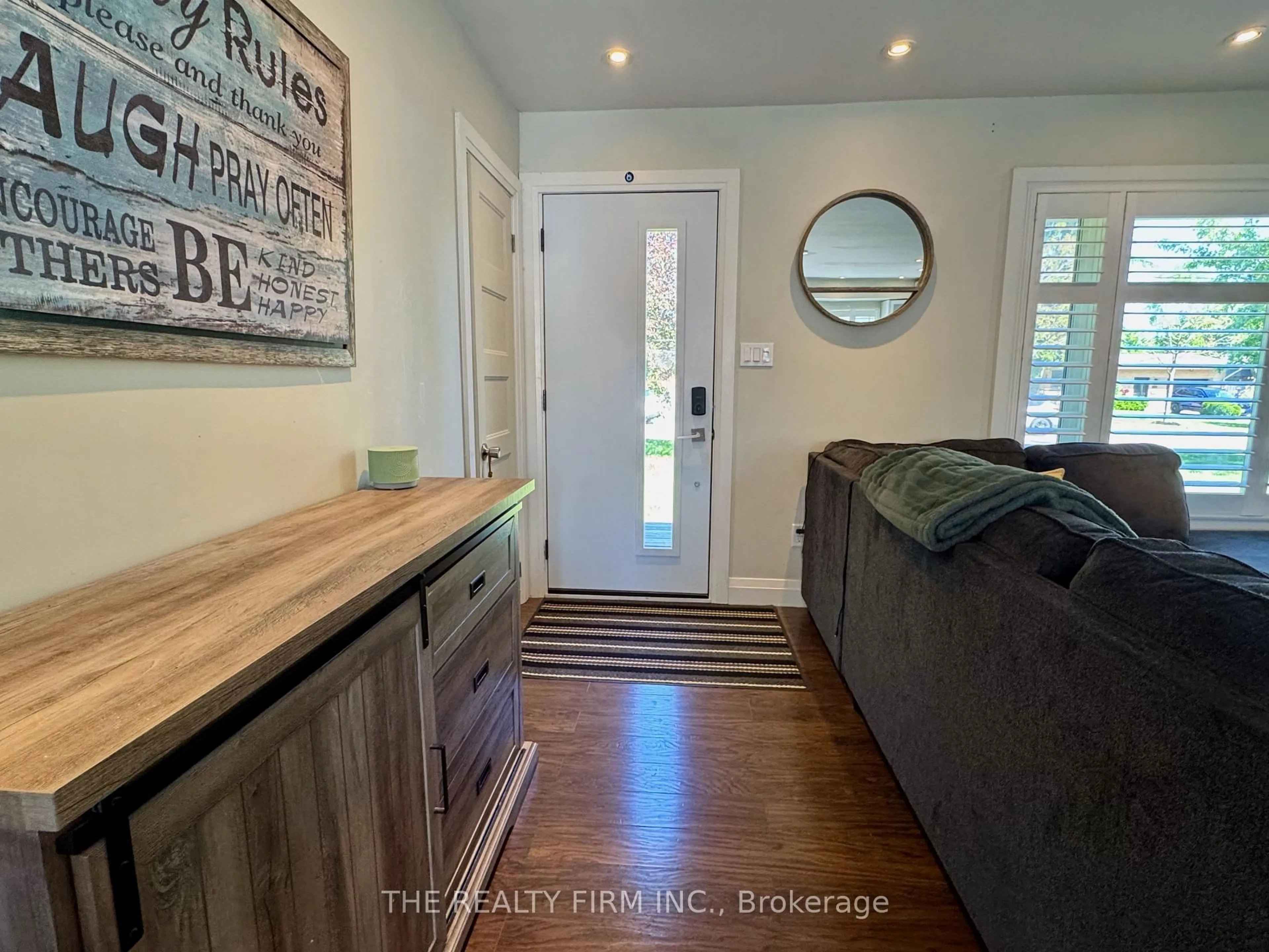 Indoor entryway for 571 Everglade Cres, London North Ontario N6H 2W8