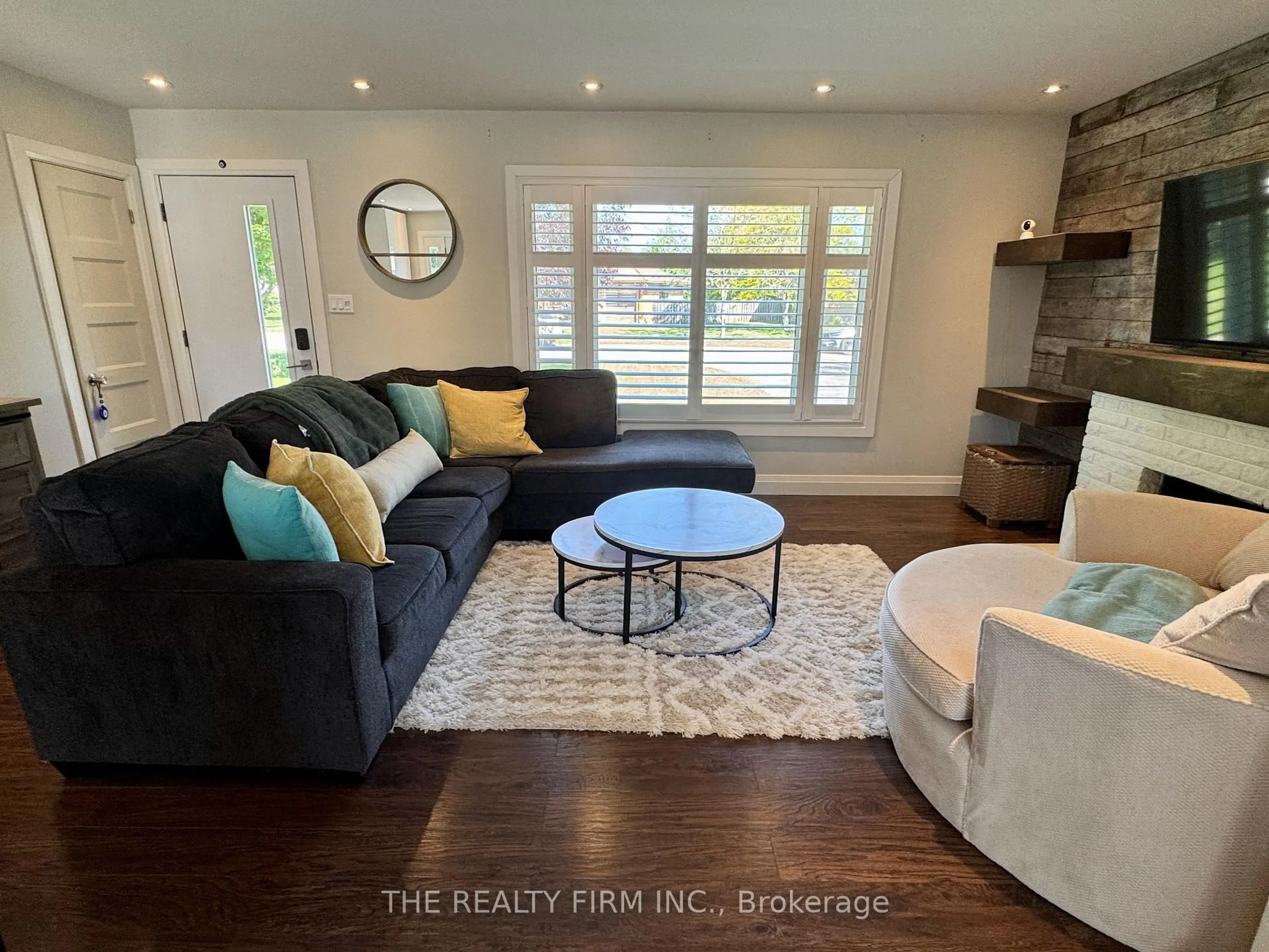 Living room with furniture, wood/laminate floor for 571 Everglade Cres, London North Ontario N6H 2W8