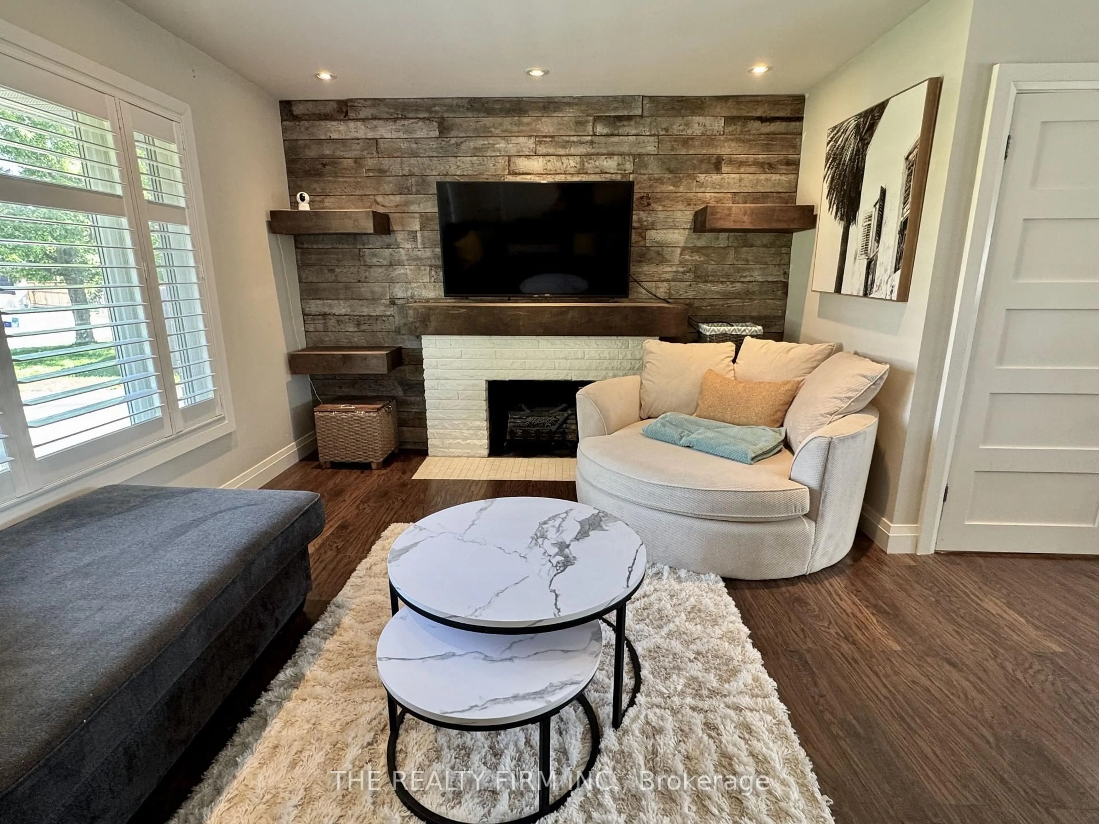 Living room with furniture, wood/laminate floor for 571 Everglade Cres, London North Ontario N6H 2W8