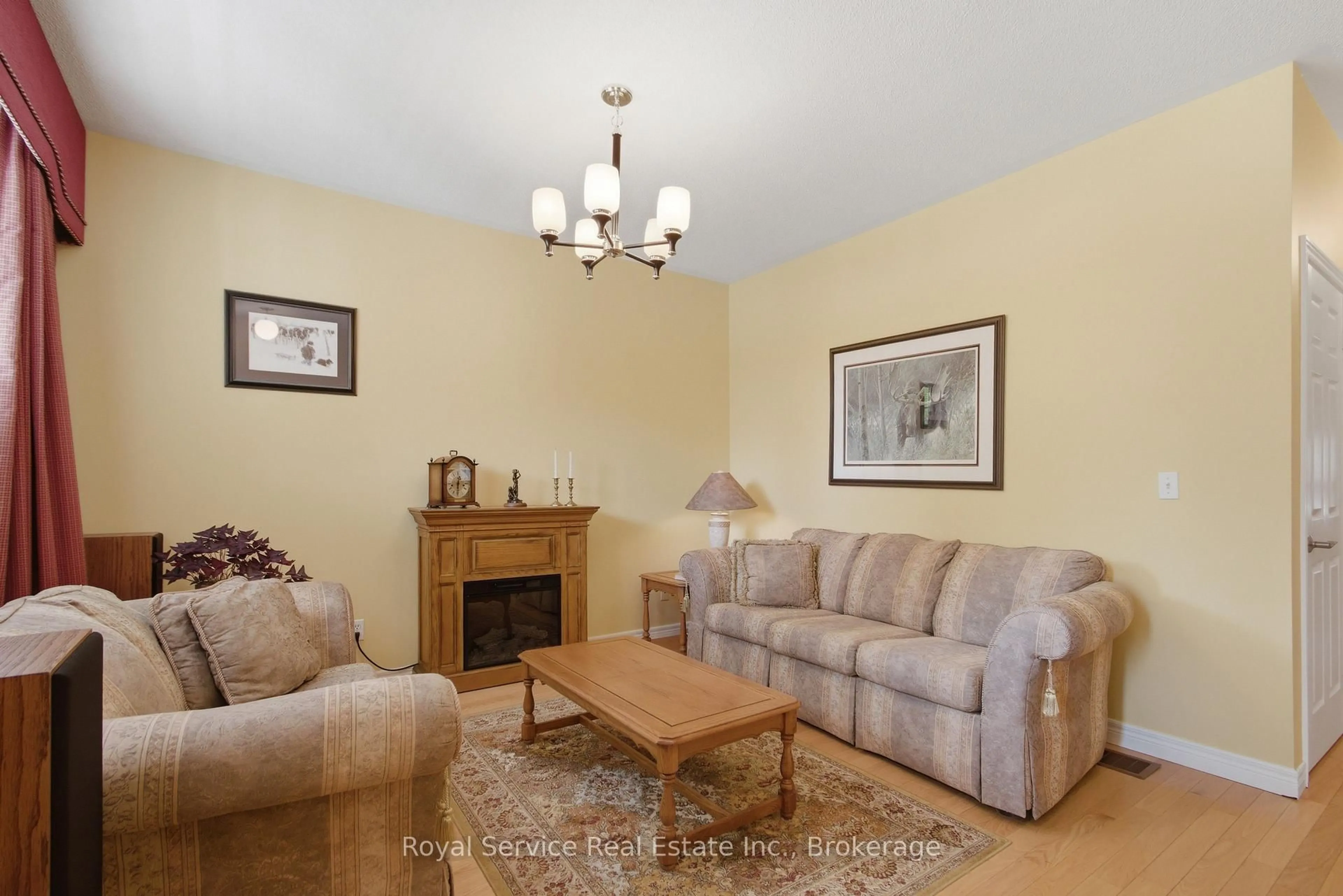 Living room with furniture, wood/laminate floor for 761 Prince of Wales Dr, Cobourg Ontario K9A 5X8