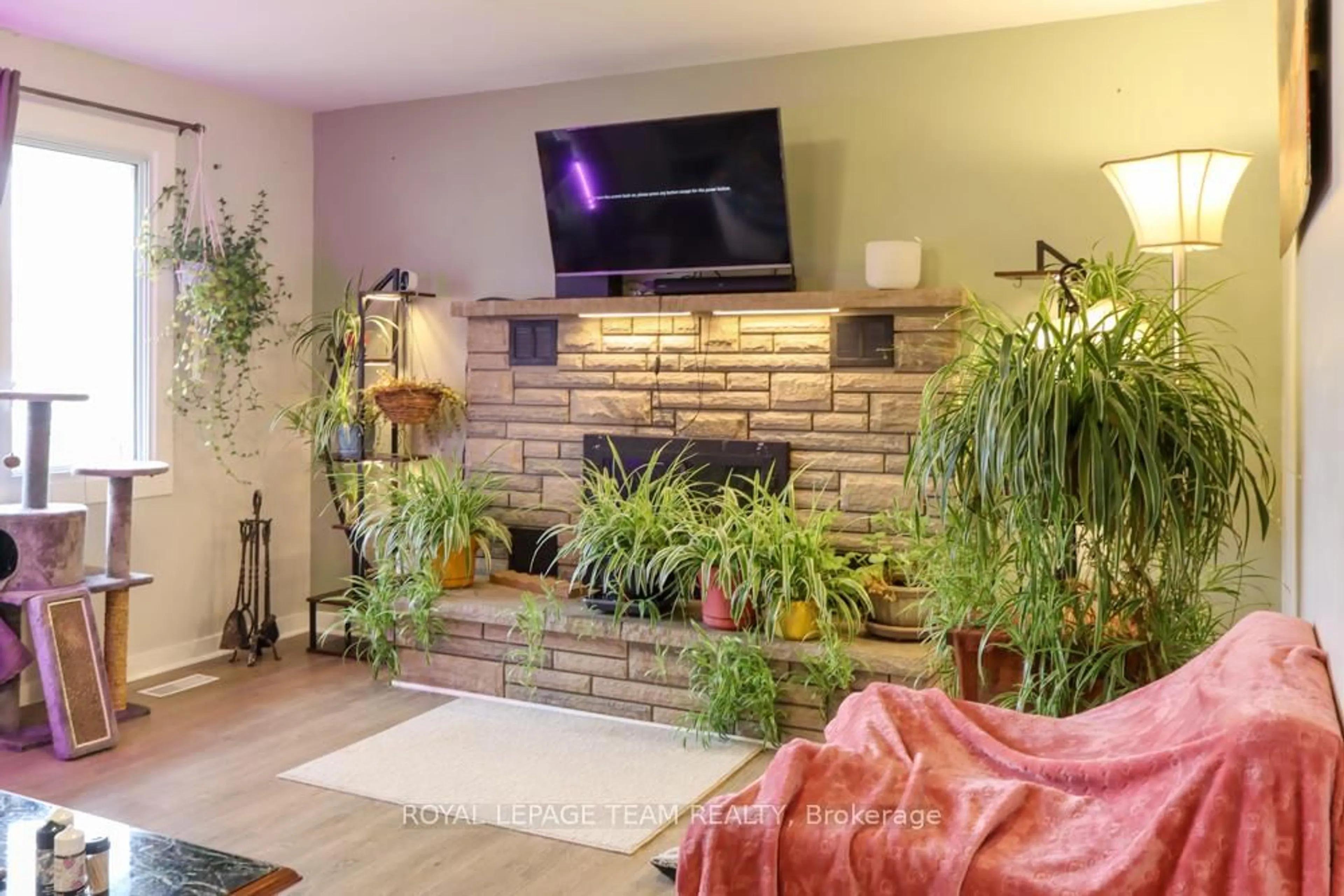 Unknown for 75 Winnifred St, Smiths Falls Ontario K7A 2N8