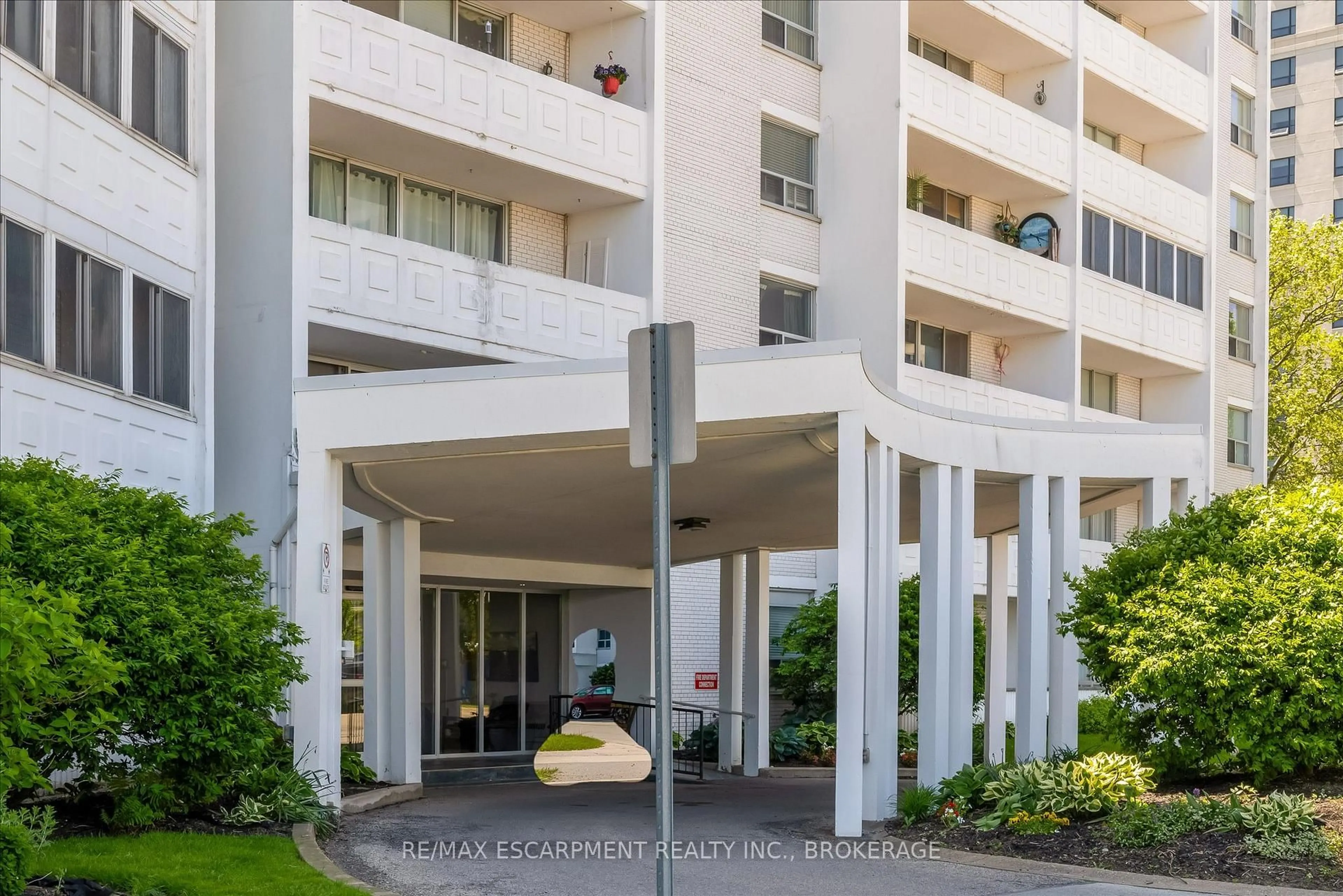 Indoor foyer for 35 Towering Heights Blvd #1007, St. Catharines Ontario L2T 3G8