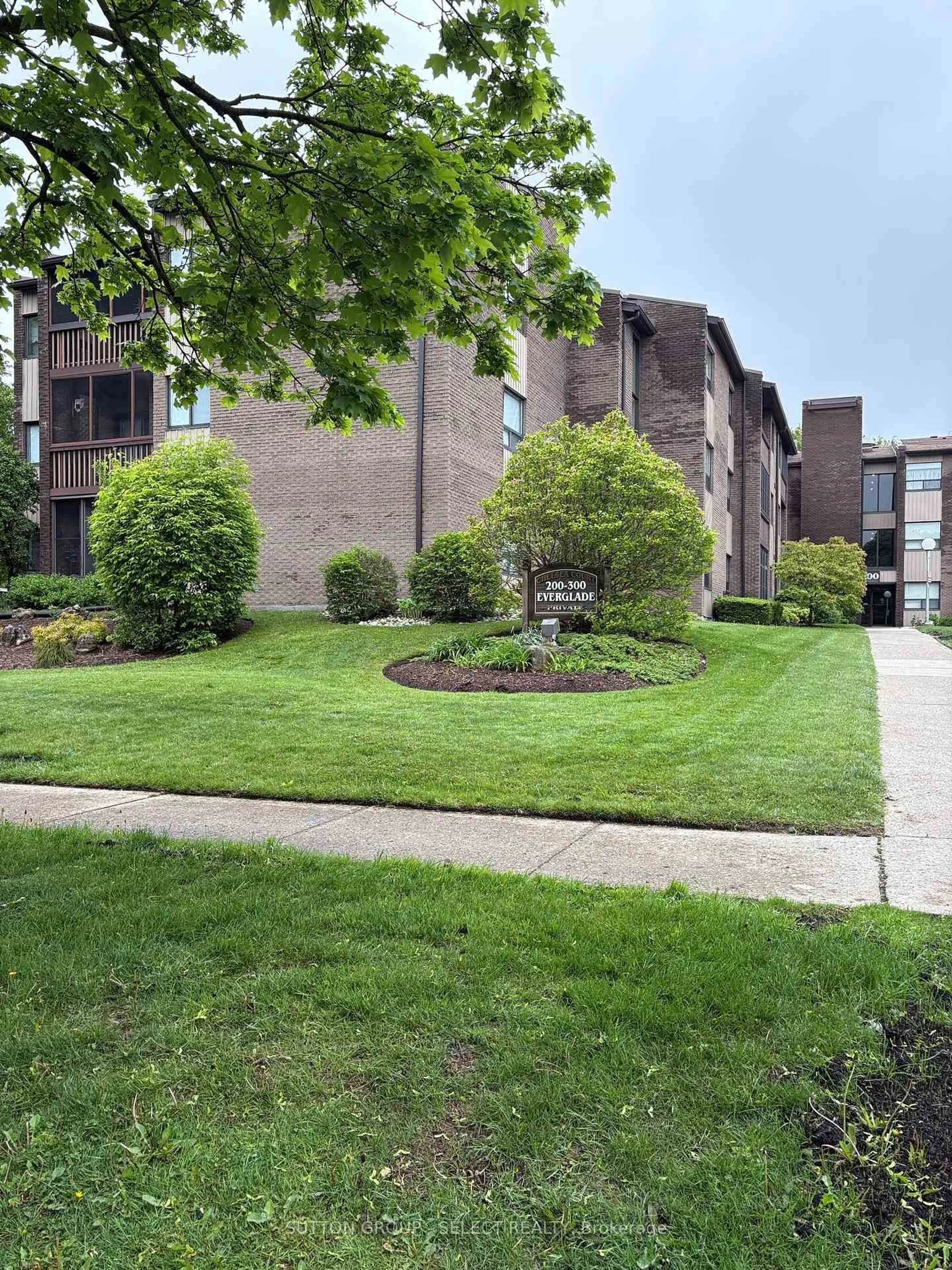 A pic from outside/outdoor area/front of a property/back of a property/a pic from drone, street for 200 Everglade Cres #203, London North Ontario N6H 4P8