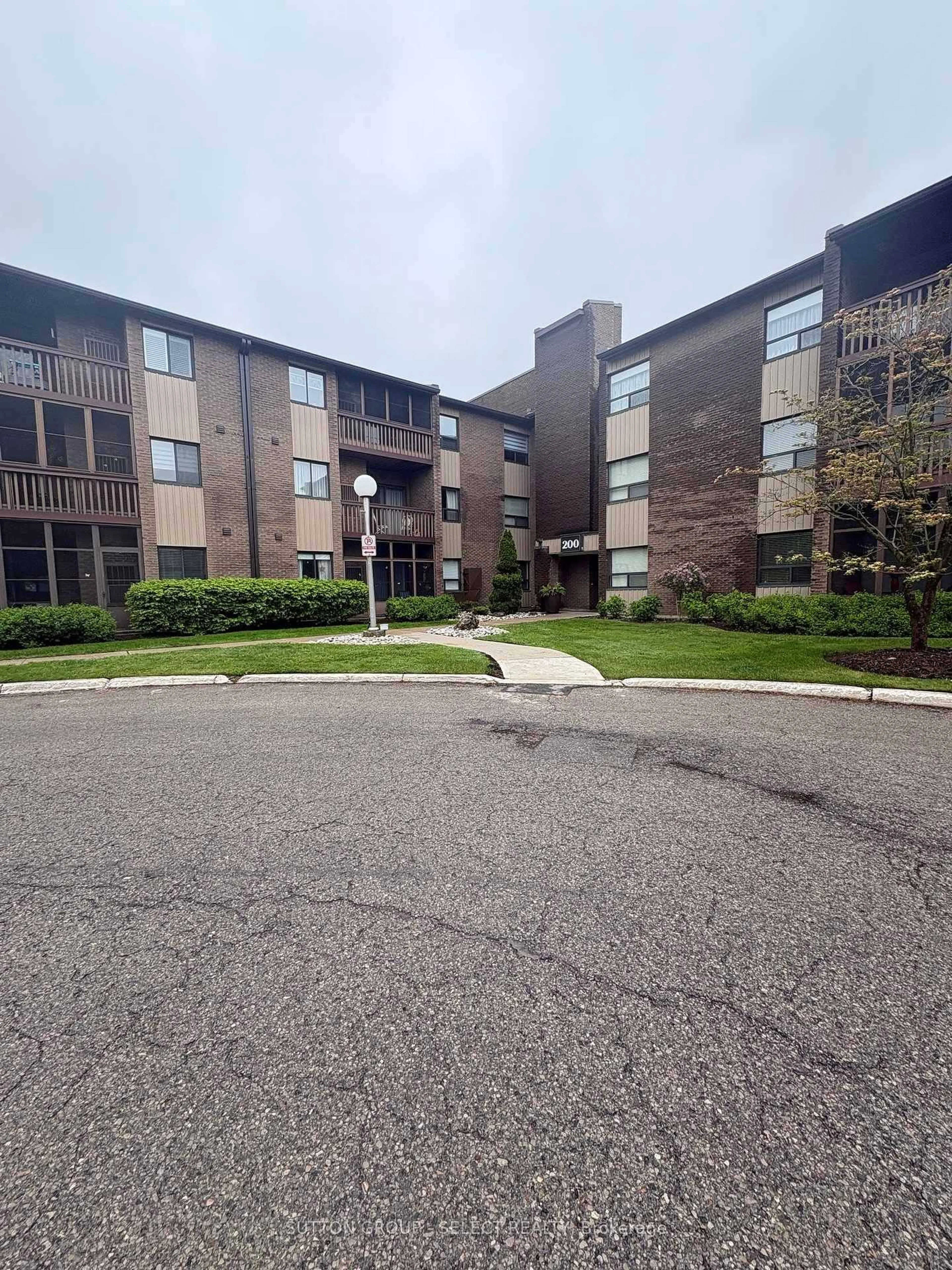 A pic from outside/outdoor area/front of a property/back of a property/a pic from drone, unknown for 200 Everglade Cres #203, London North Ontario N6H 4P8