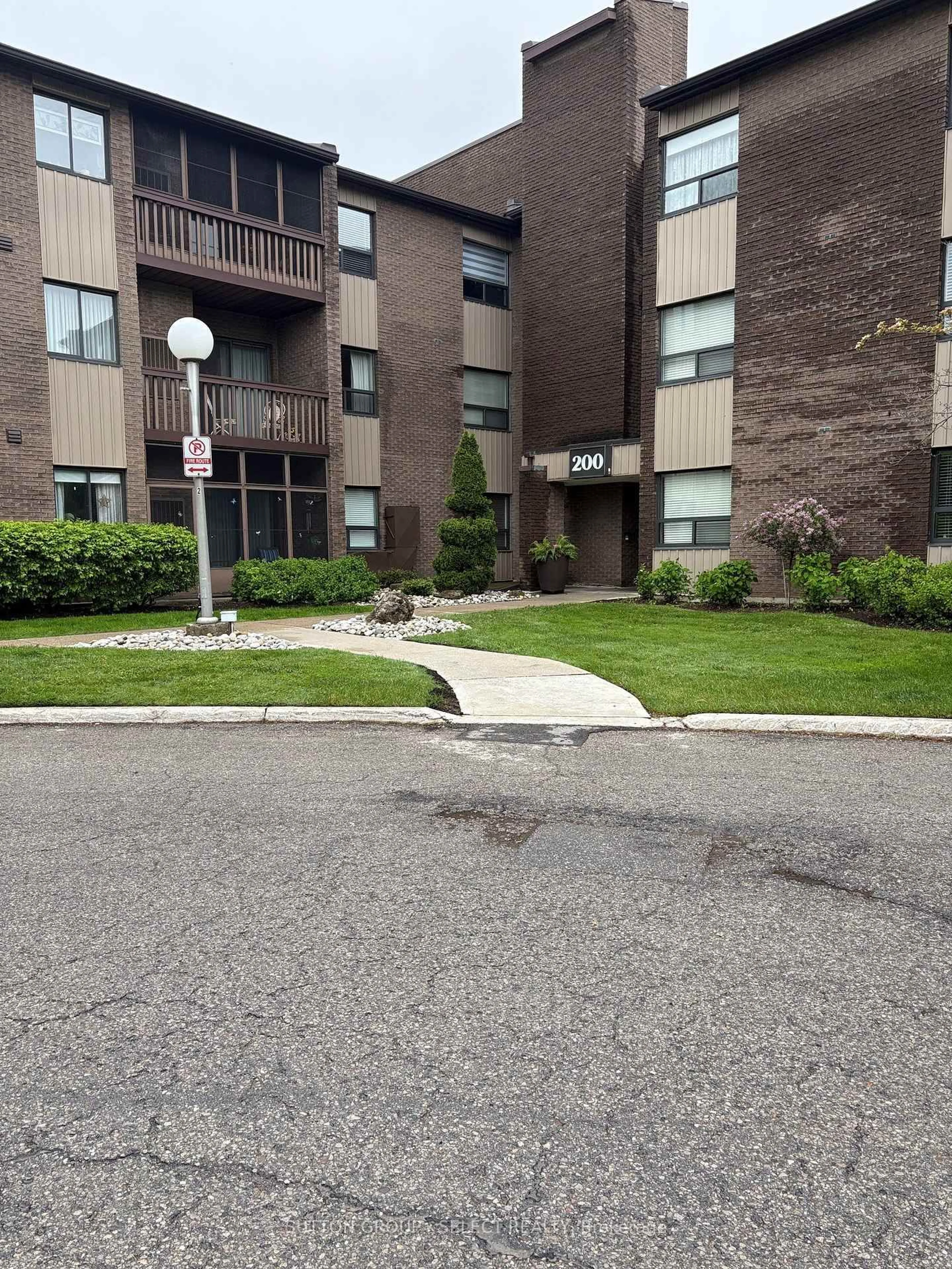 Patio, street for 200 Everglade Cres #203, London North Ontario N6H 4P8