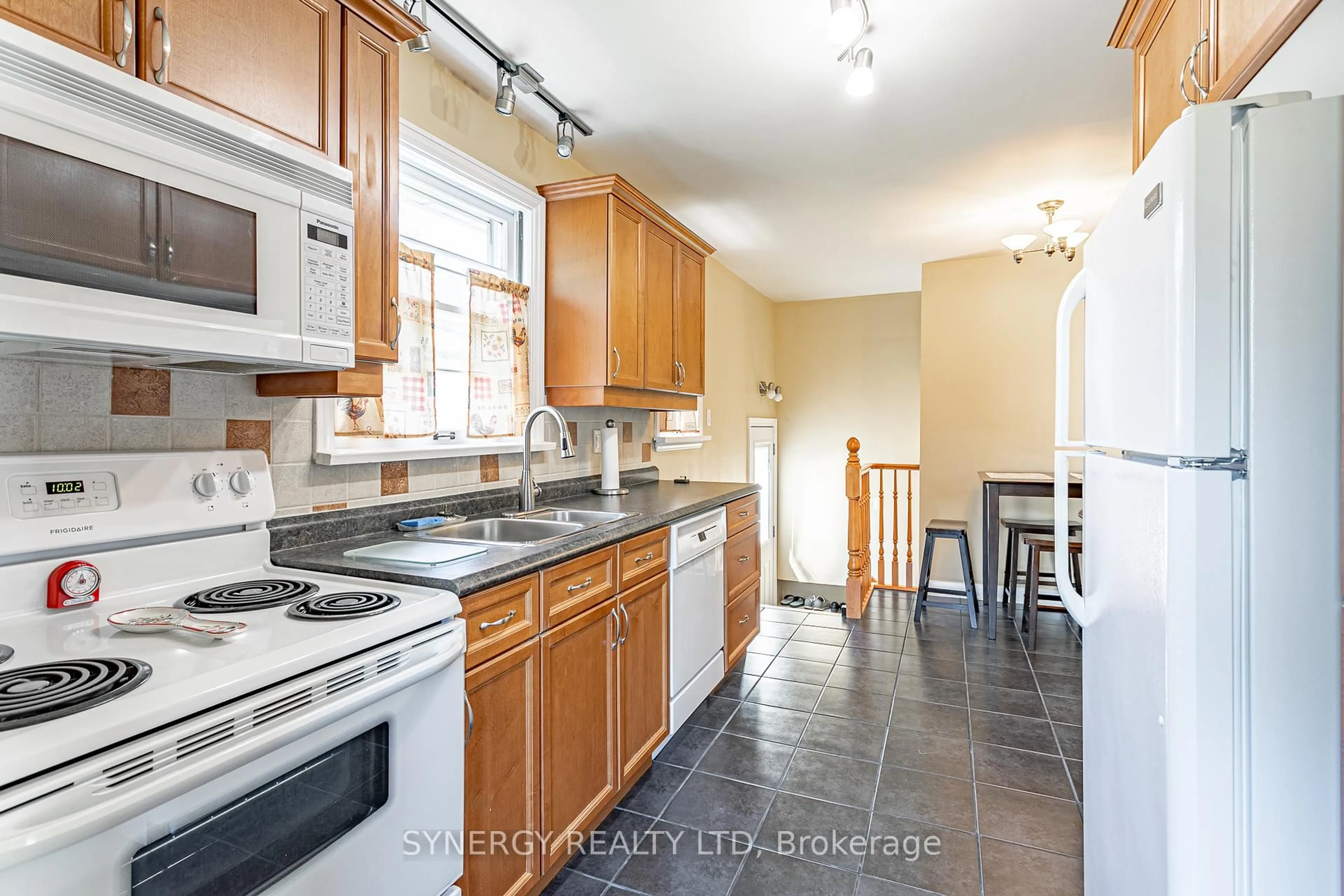 Standard kitchen, ceramic/tile floor for 227 Sterling St, London East Ontario N5Y 1Z3