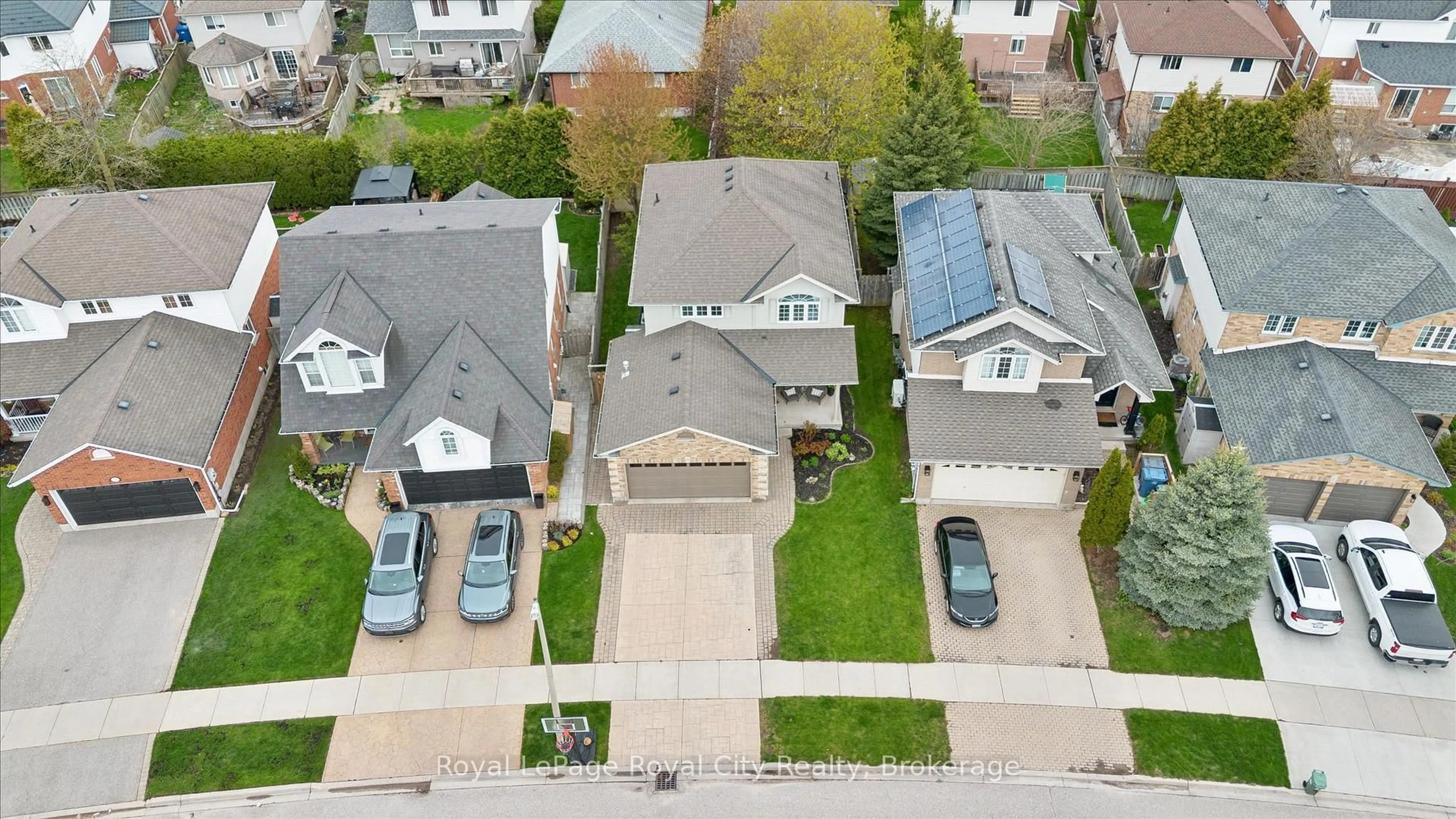 A pic from outside/outdoor area/front of a property/back of a property/a pic from drone, street for 17 Carroll Cres, Guelph Ontario N1G 5B7