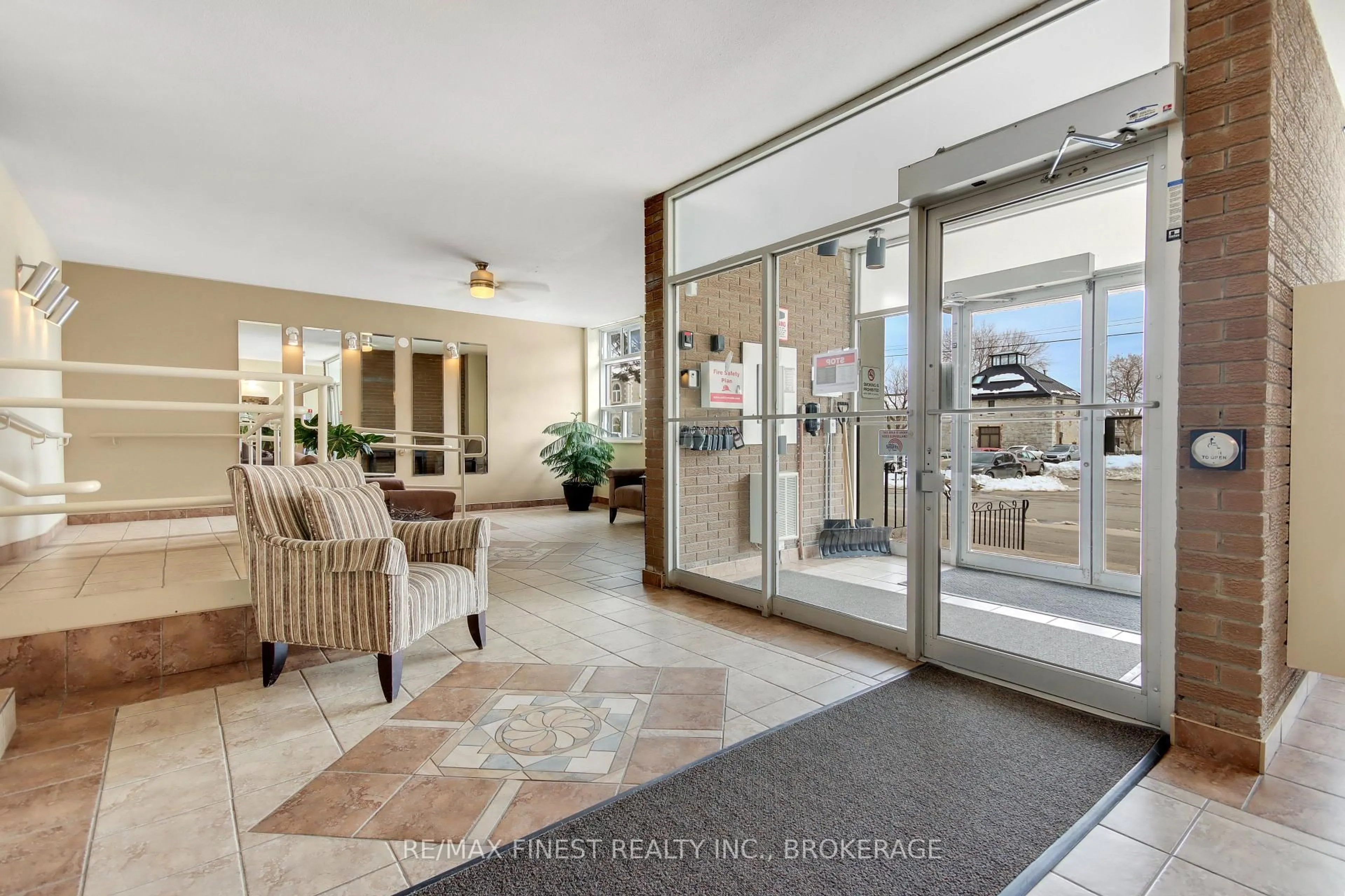 Indoor foyer for 2 Mowat Ave #206, Kingston Ontario K7M 1K1