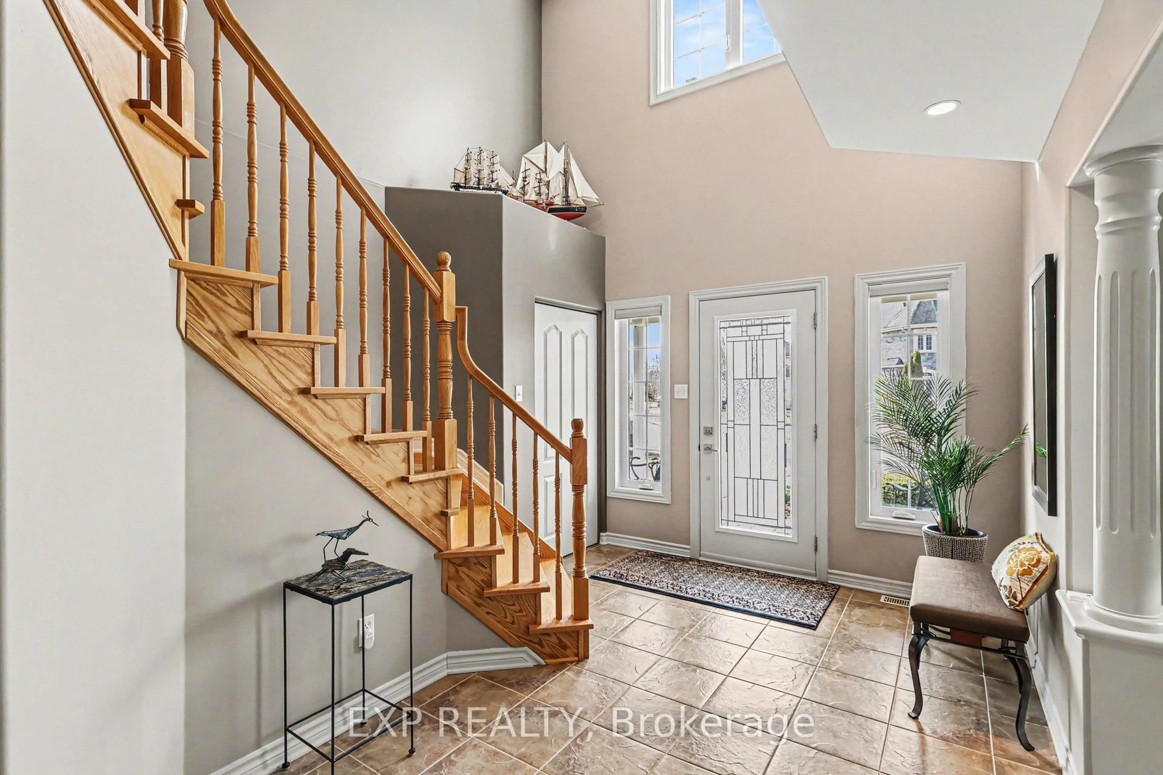 Indoor entryway for 91 Rembrandt Dr, Russell Ontario K0A 1W0