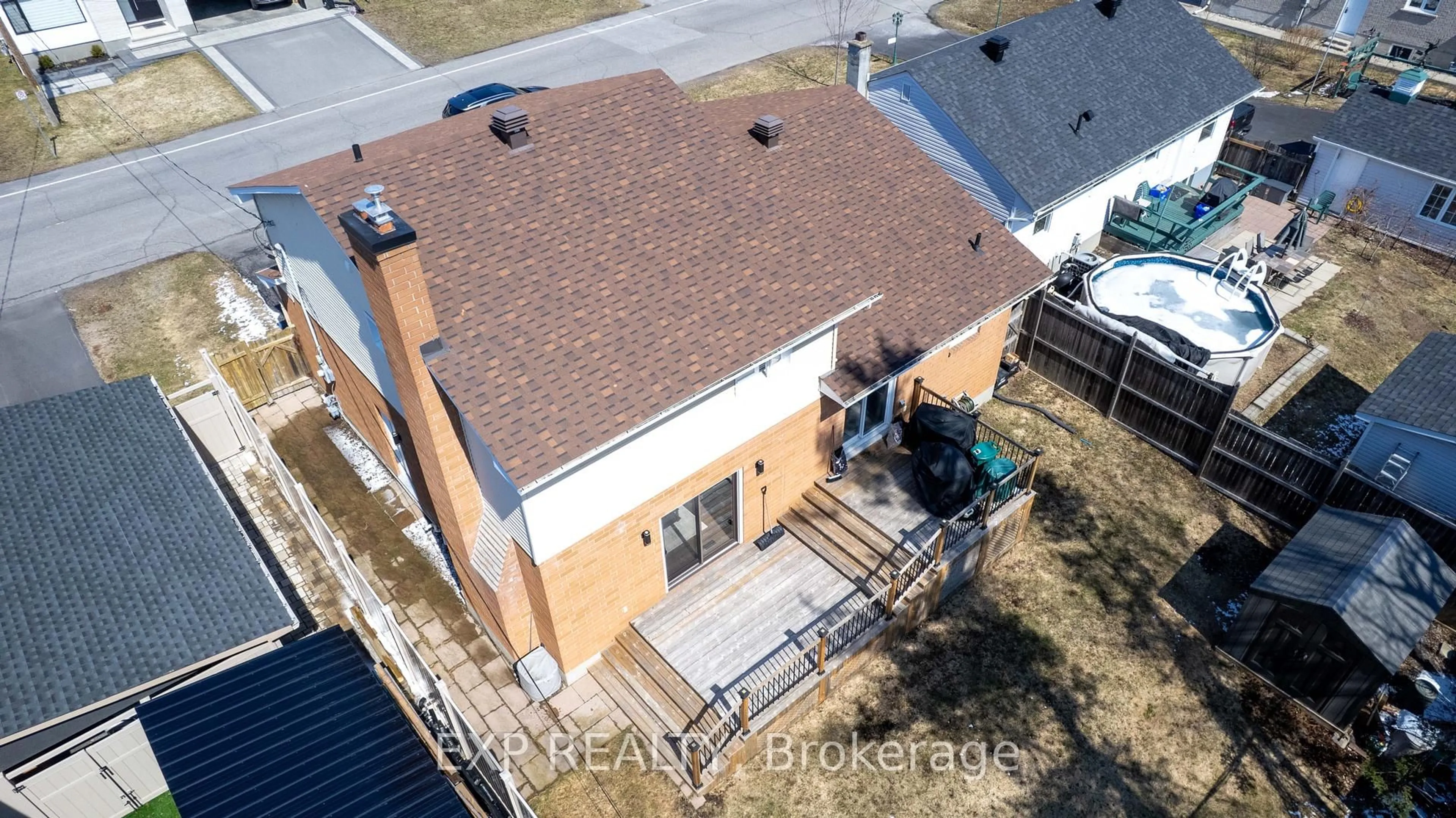 A pic from outside/outdoor area/front of a property/back of a property/a pic from drone, building for 1534 Rosebella Ave, Ottawa Ontario K1T 1E8