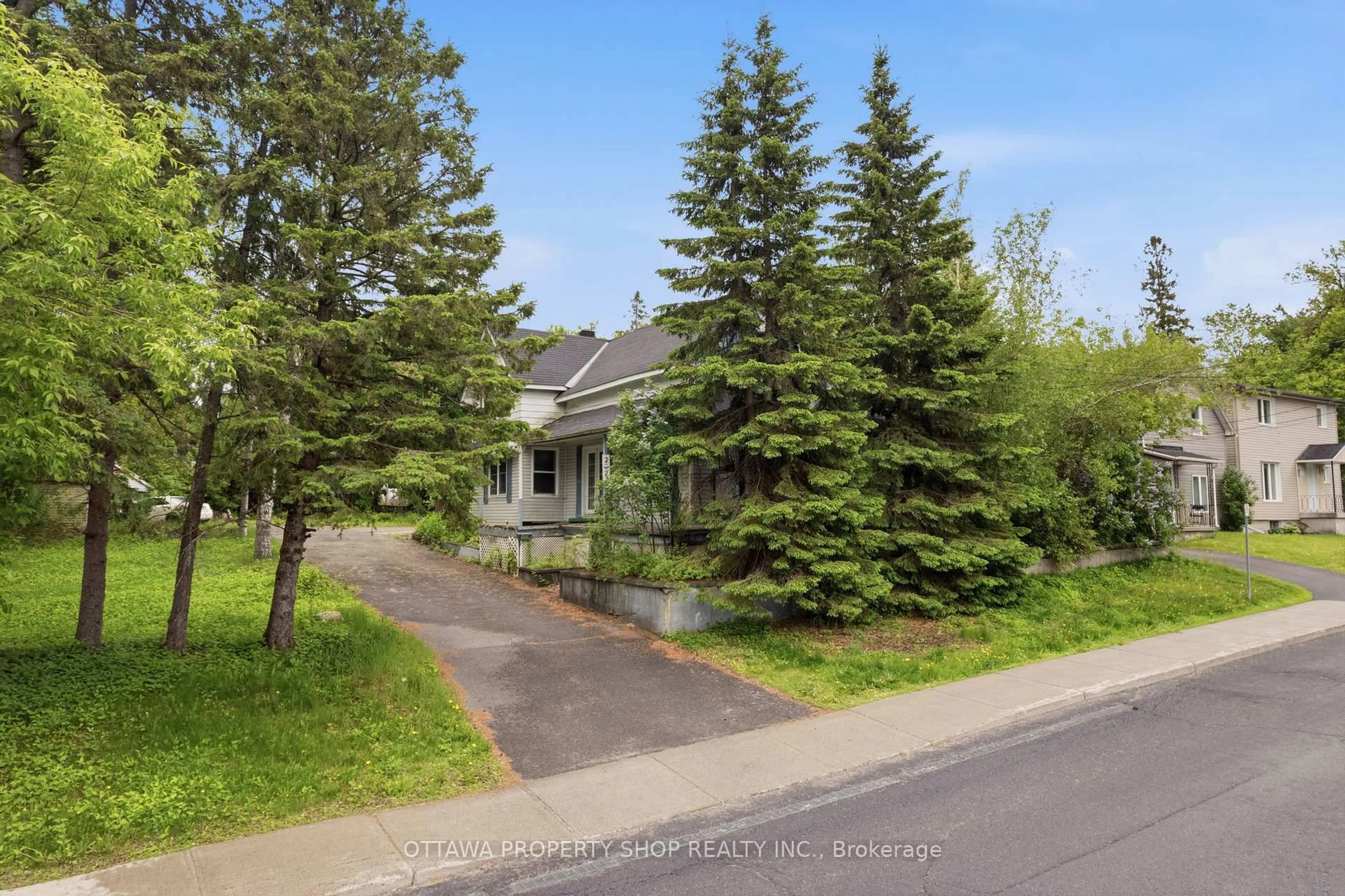 A pic from outside/outdoor area/front of a property/back of a property/a pic from drone, street for 2025 Albert St, Clarence-Rockland Ontario K4K 1K4