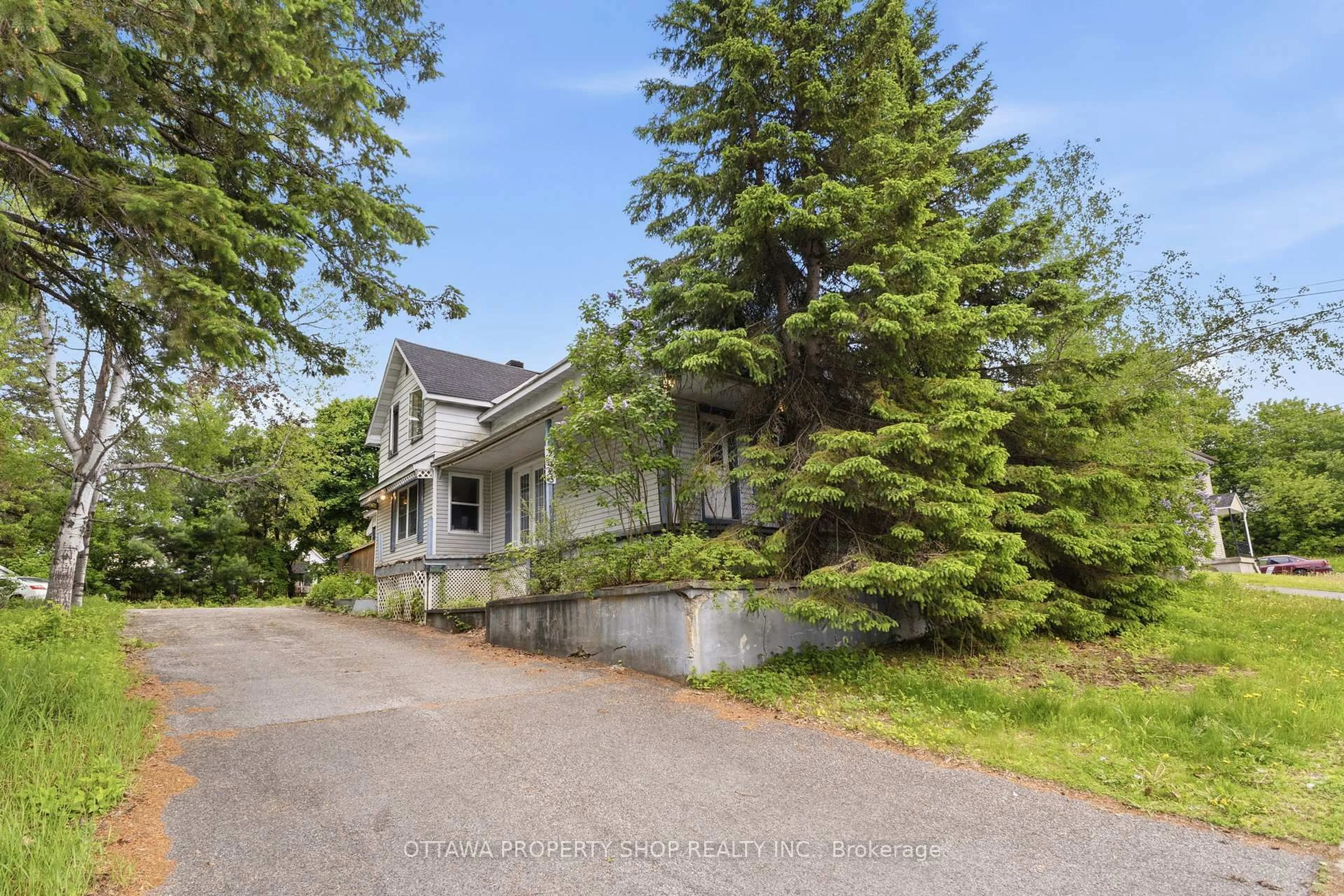 A pic from outside/outdoor area/front of a property/back of a property/a pic from drone, street for 2025 Albert St, Clarence-Rockland Ontario K4K 1K4