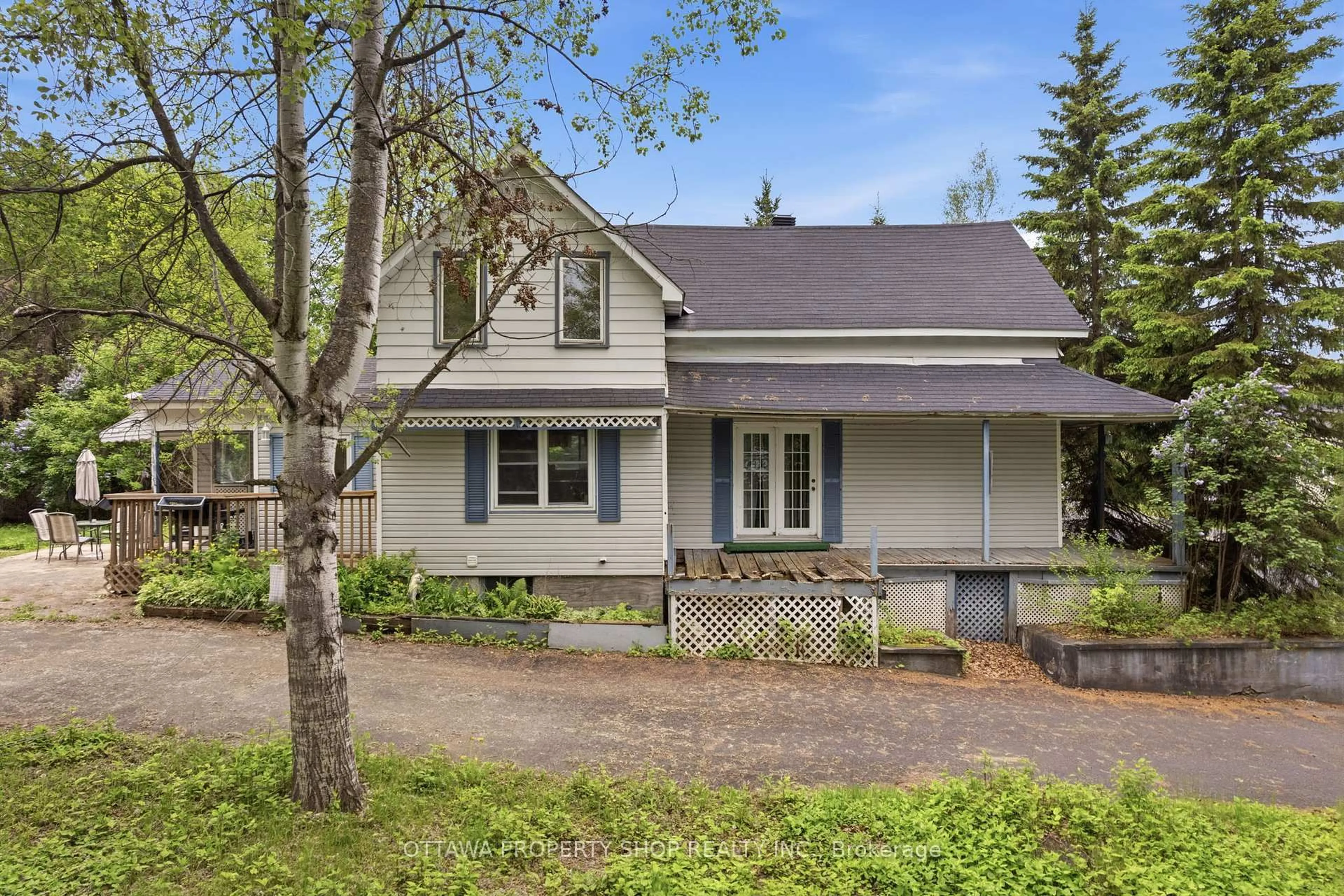 Home with vinyl exterior material, street for 2025 Albert St, Clarence-Rockland Ontario K4K 1K4