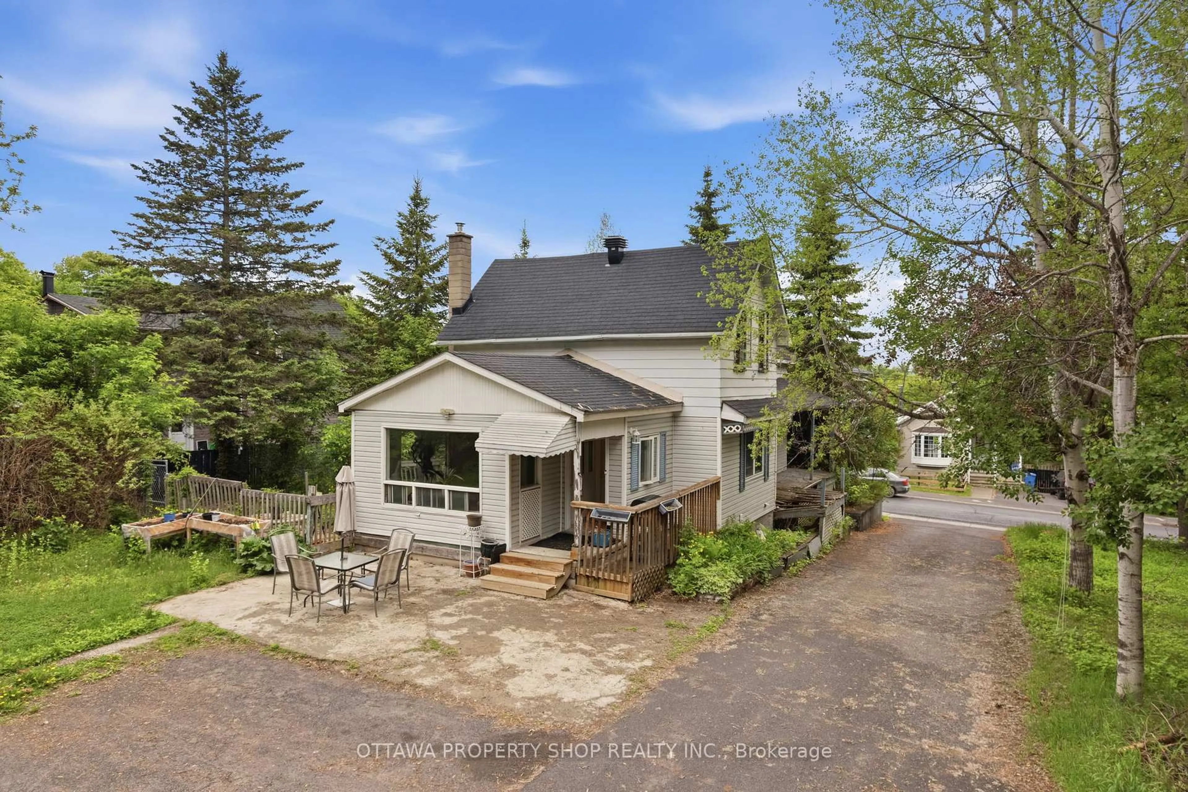 A pic from outside/outdoor area/front of a property/back of a property/a pic from drone, street for 2025 Albert St, Clarence-Rockland Ontario K4K 1K4