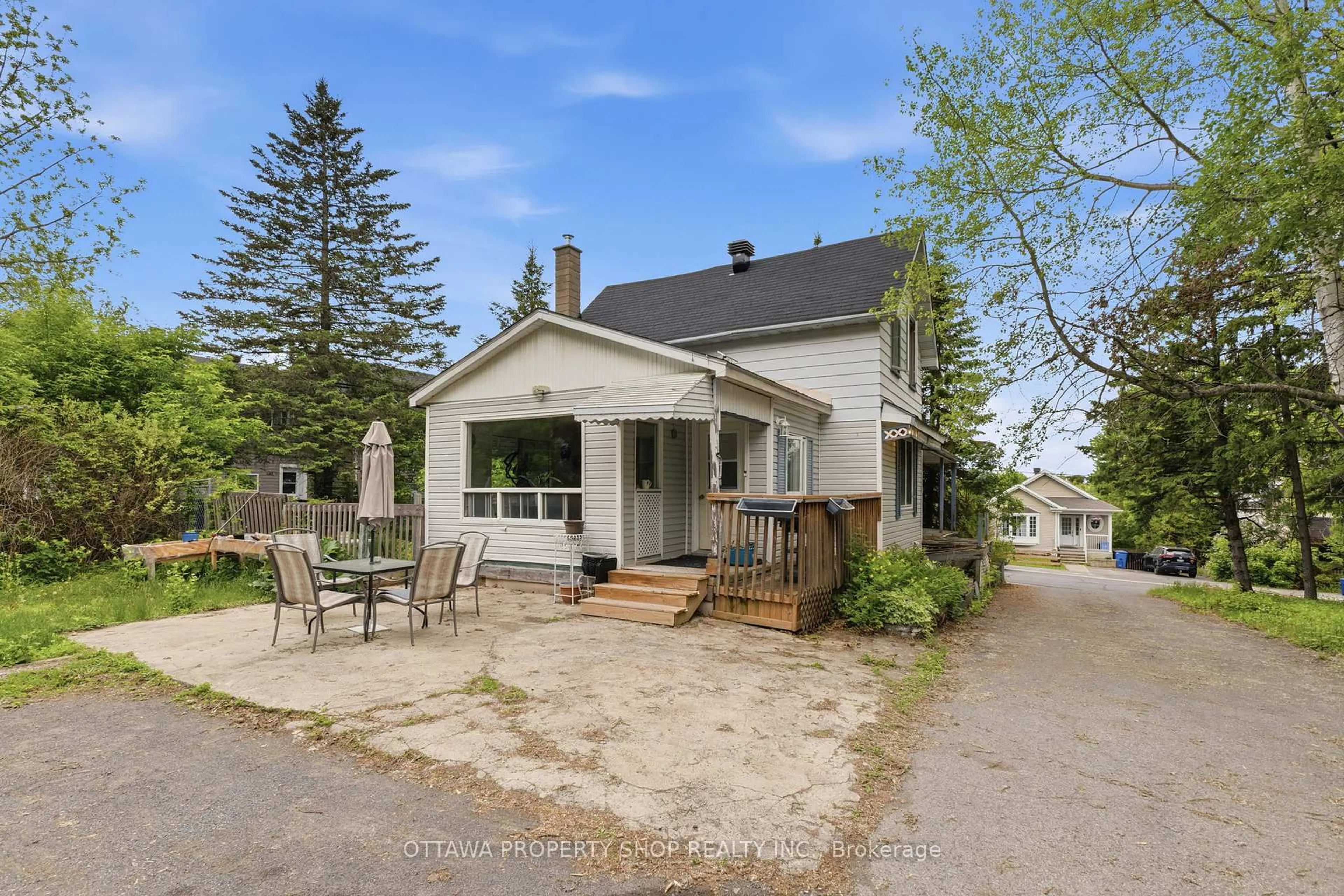 Patio, street for 2025 Albert St, Clarence-Rockland Ontario K4K 1K4