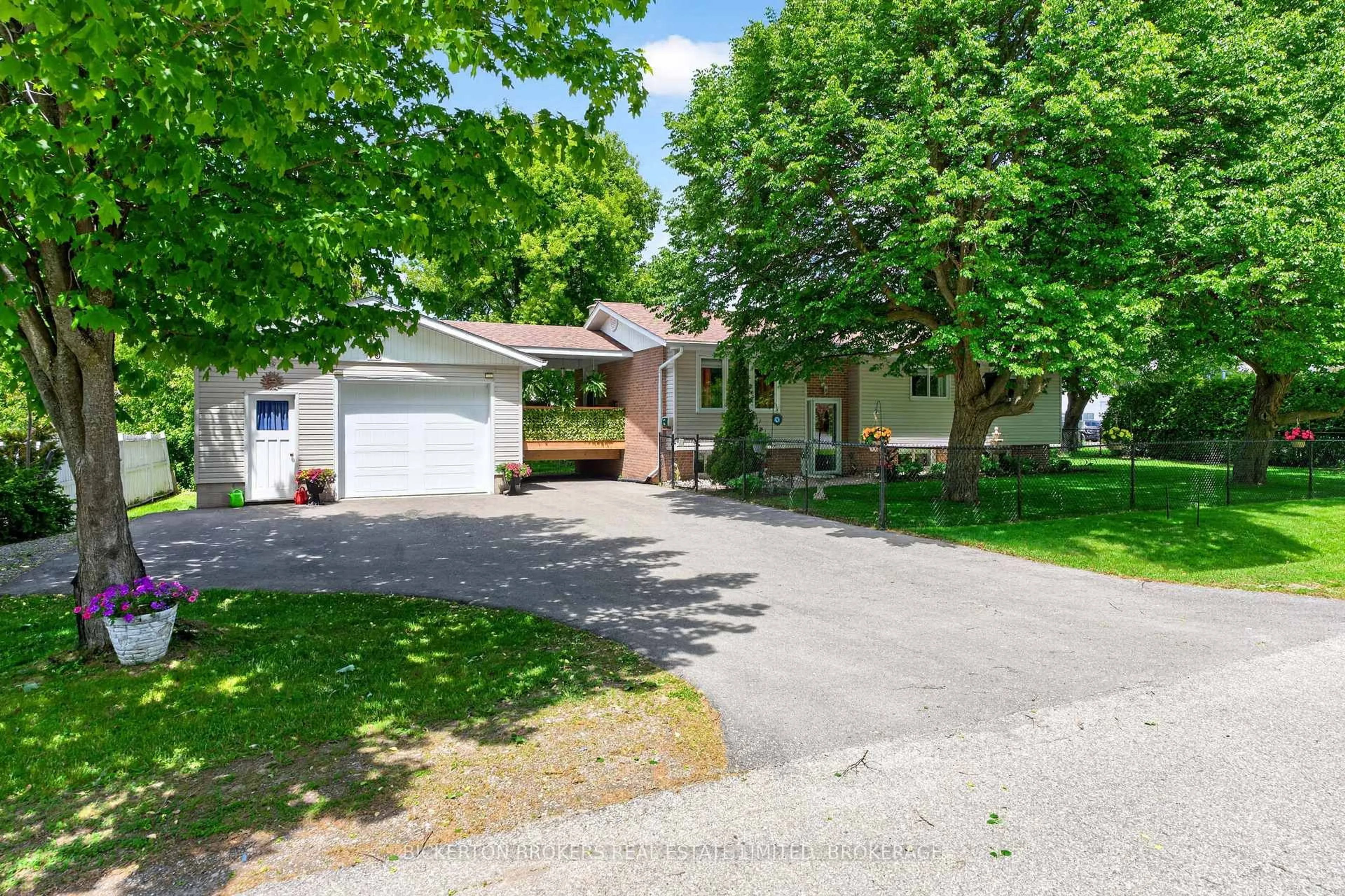 A pic from outside/outdoor area/front of a property/back of a property/a pic from drone, street for 90 Ann St, Gananoque Ontario K7G 1Z3