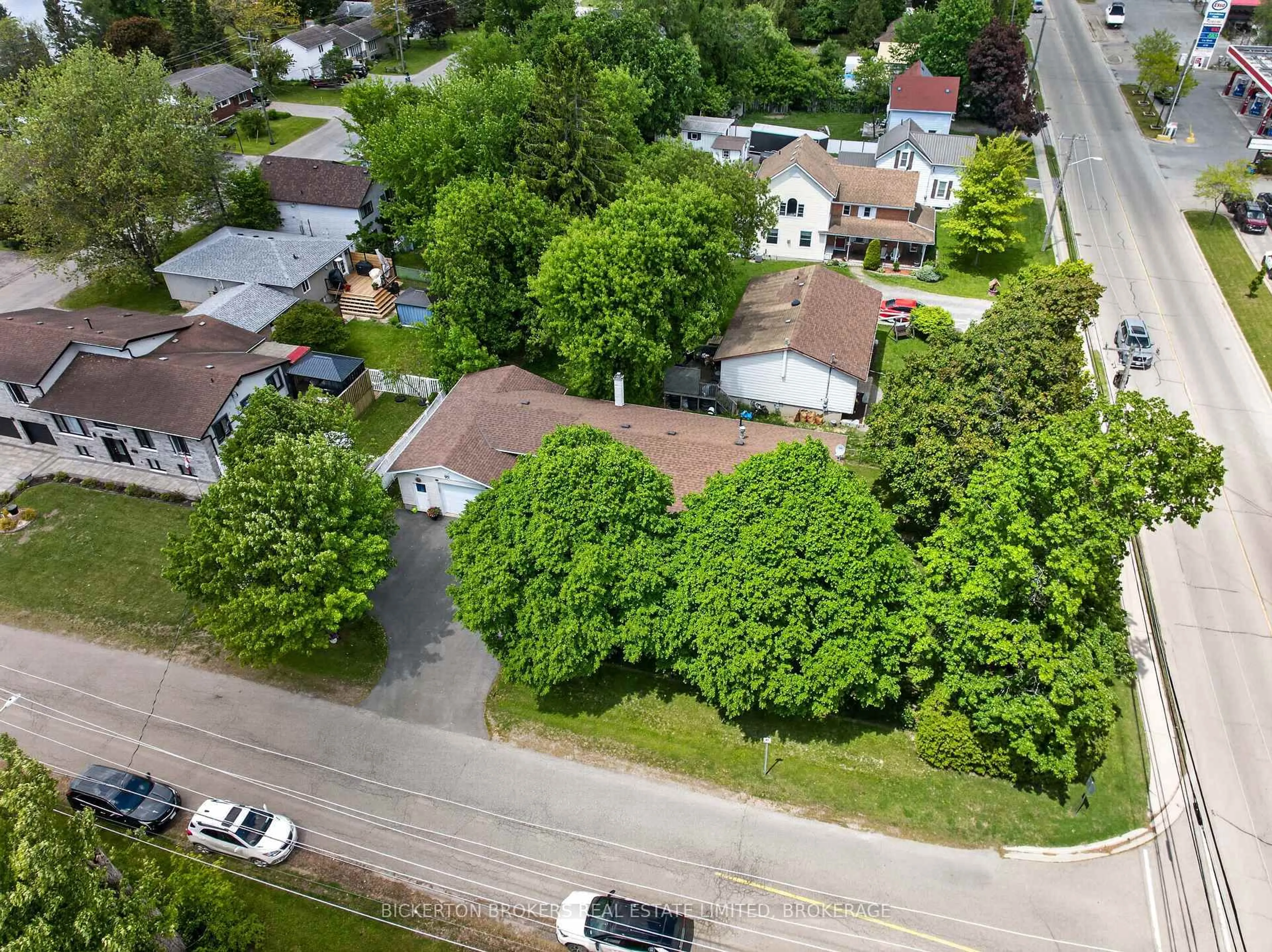 A pic from outside/outdoor area/front of a property/back of a property/a pic from drone, street for 90 Ann St, Gananoque Ontario K7G 1Z3