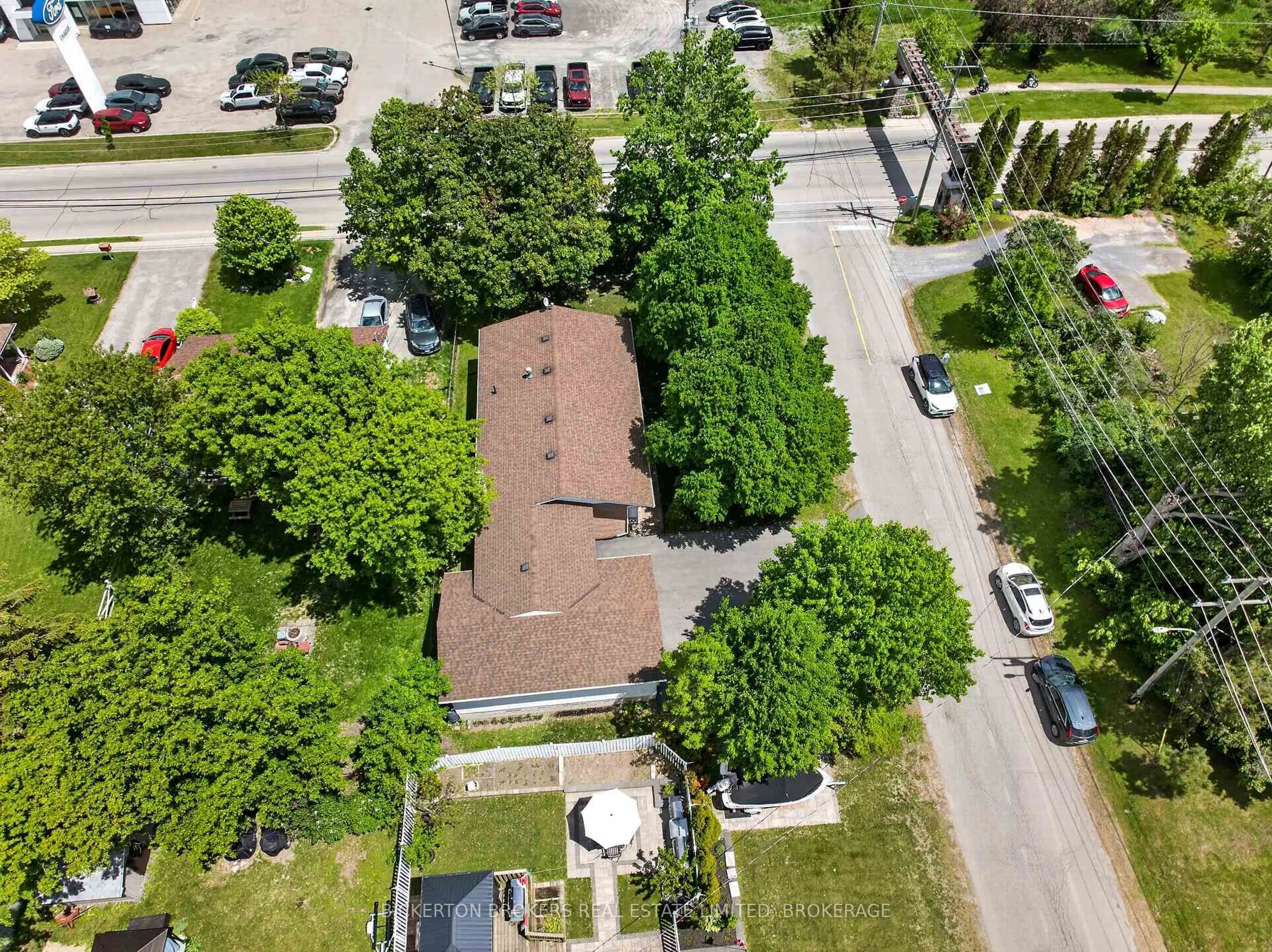 A pic from outside/outdoor area/front of a property/back of a property/a pic from drone, street for 90 Ann St, Gananoque Ontario K7G 1Z3