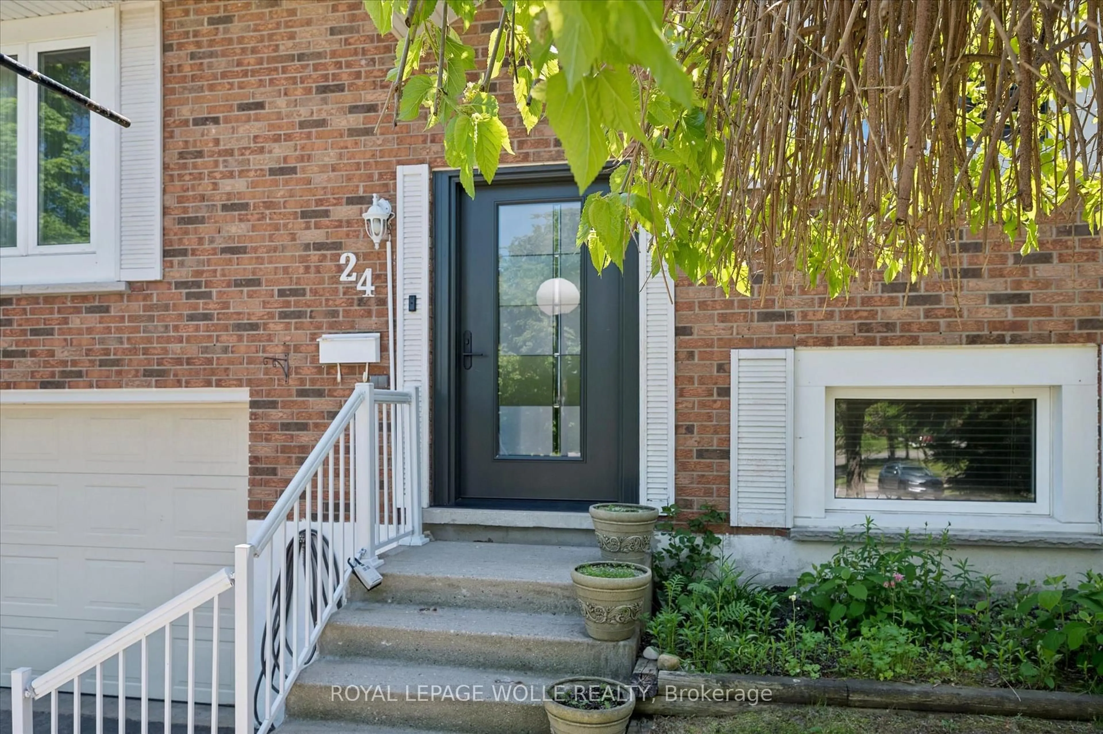 Indoor entryway for 24 Devonglen Crt, Kitchener Ontario N2E 2A8