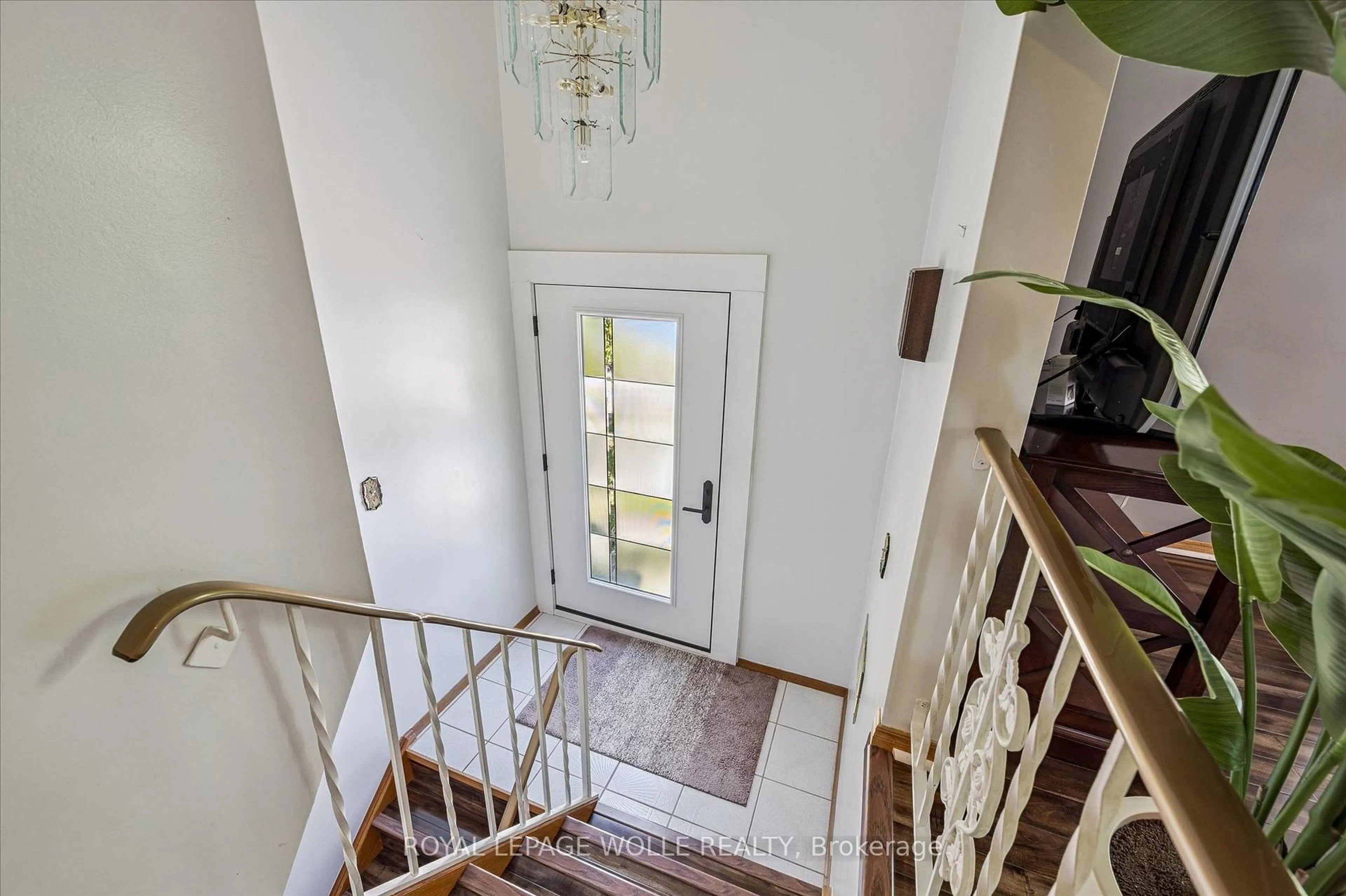 Indoor entryway for 24 Devonglen Crt, Kitchener Ontario N2E 2A8