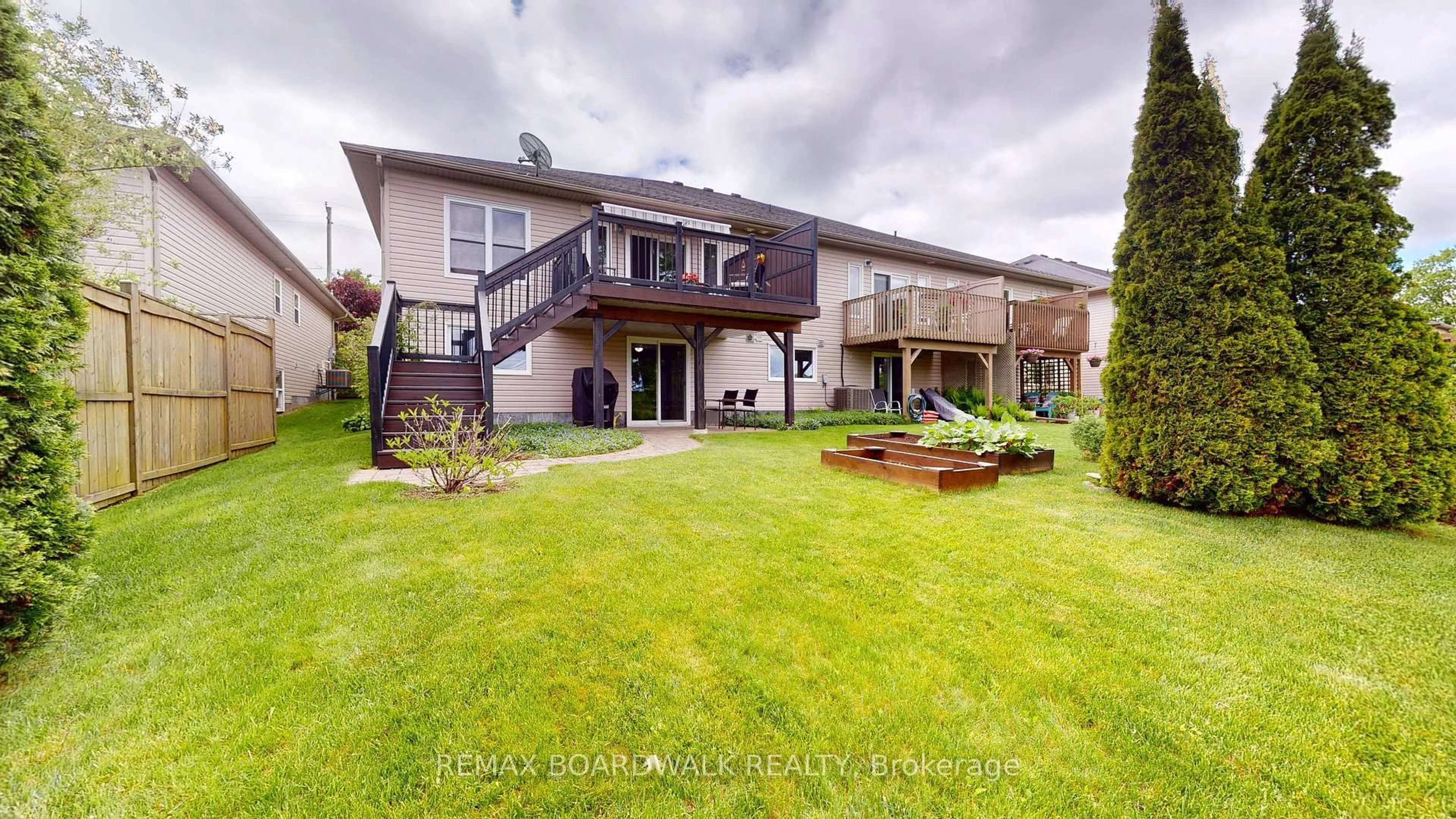 A pic from outside/outdoor area/front of a property/back of a property/a pic from drone, unknown for 19A Centre St, Brockville Ontario K6V 5S6