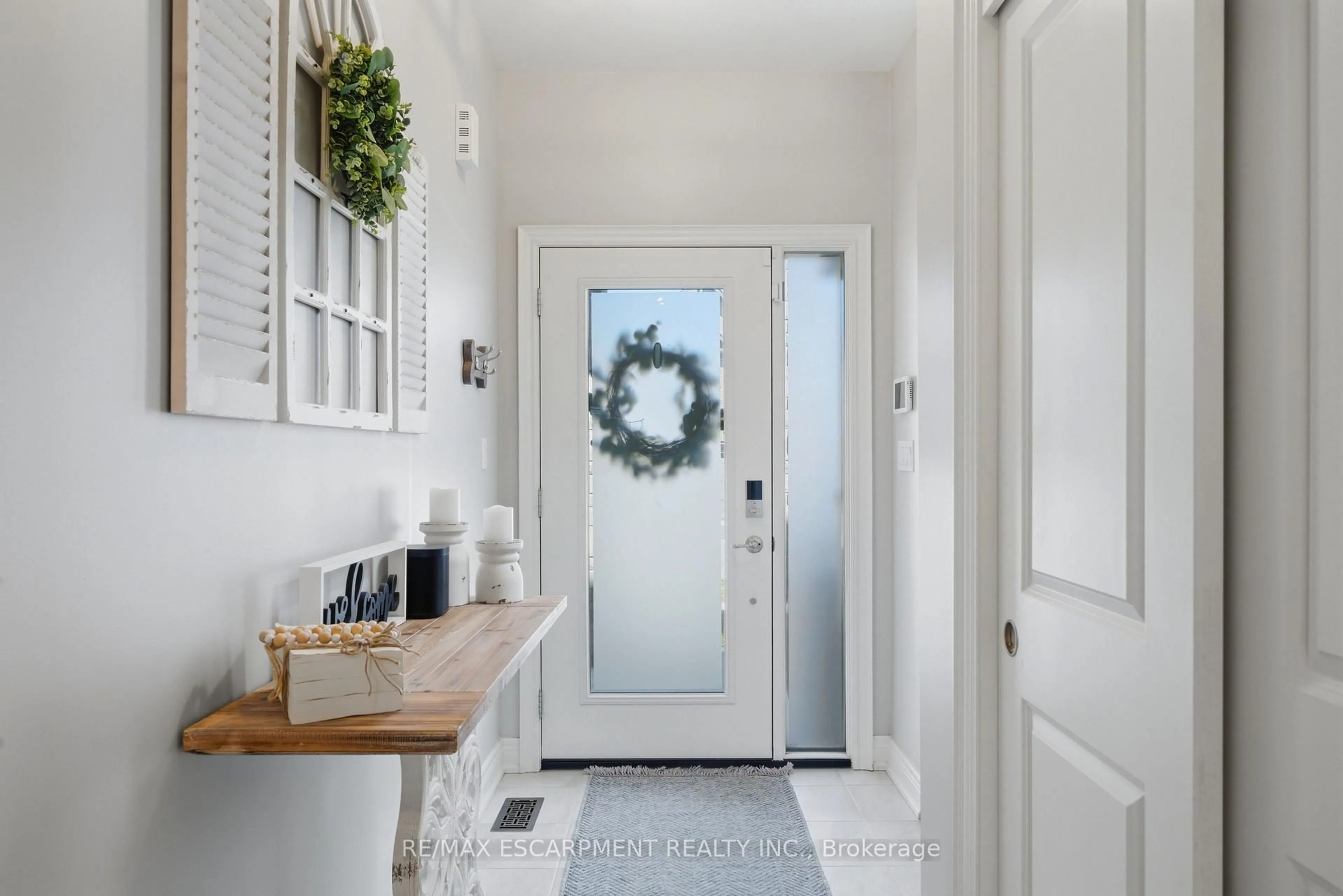 Indoor entryway for 8 MYRTLE St, Pelham Ontario L0S 1E6