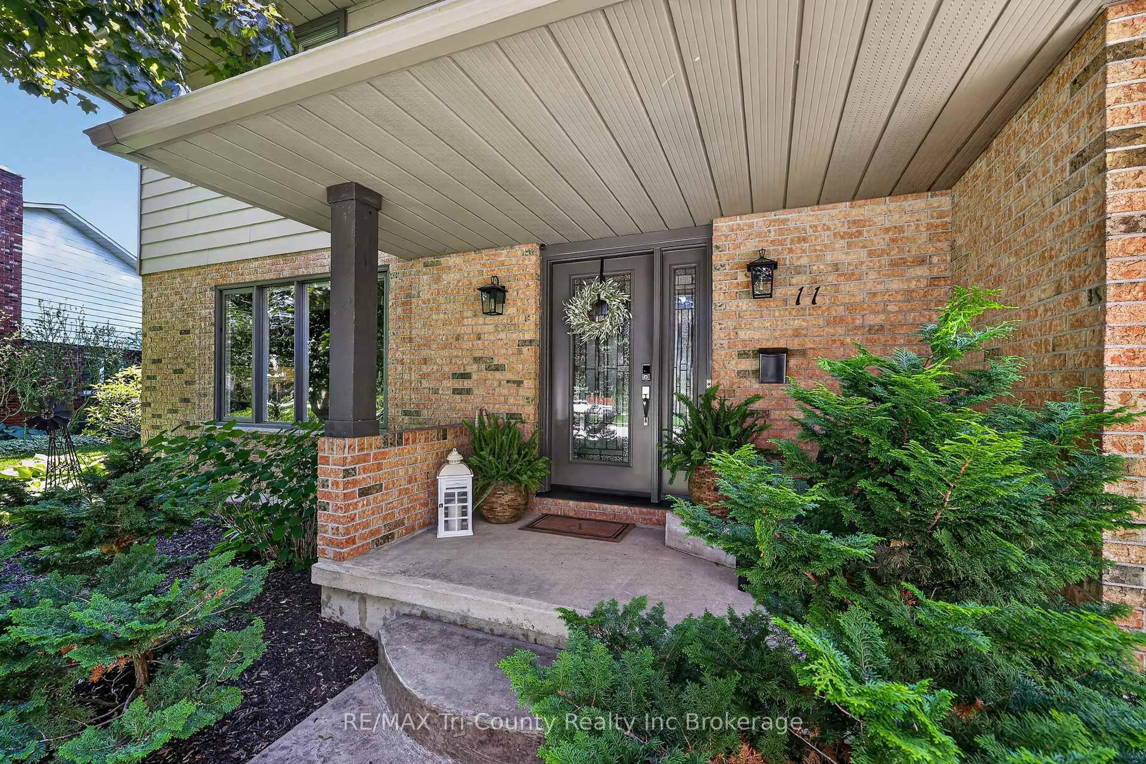 Indoor entryway for 11 Adams Ave, Tillsonburg Ontario N4G 4X3