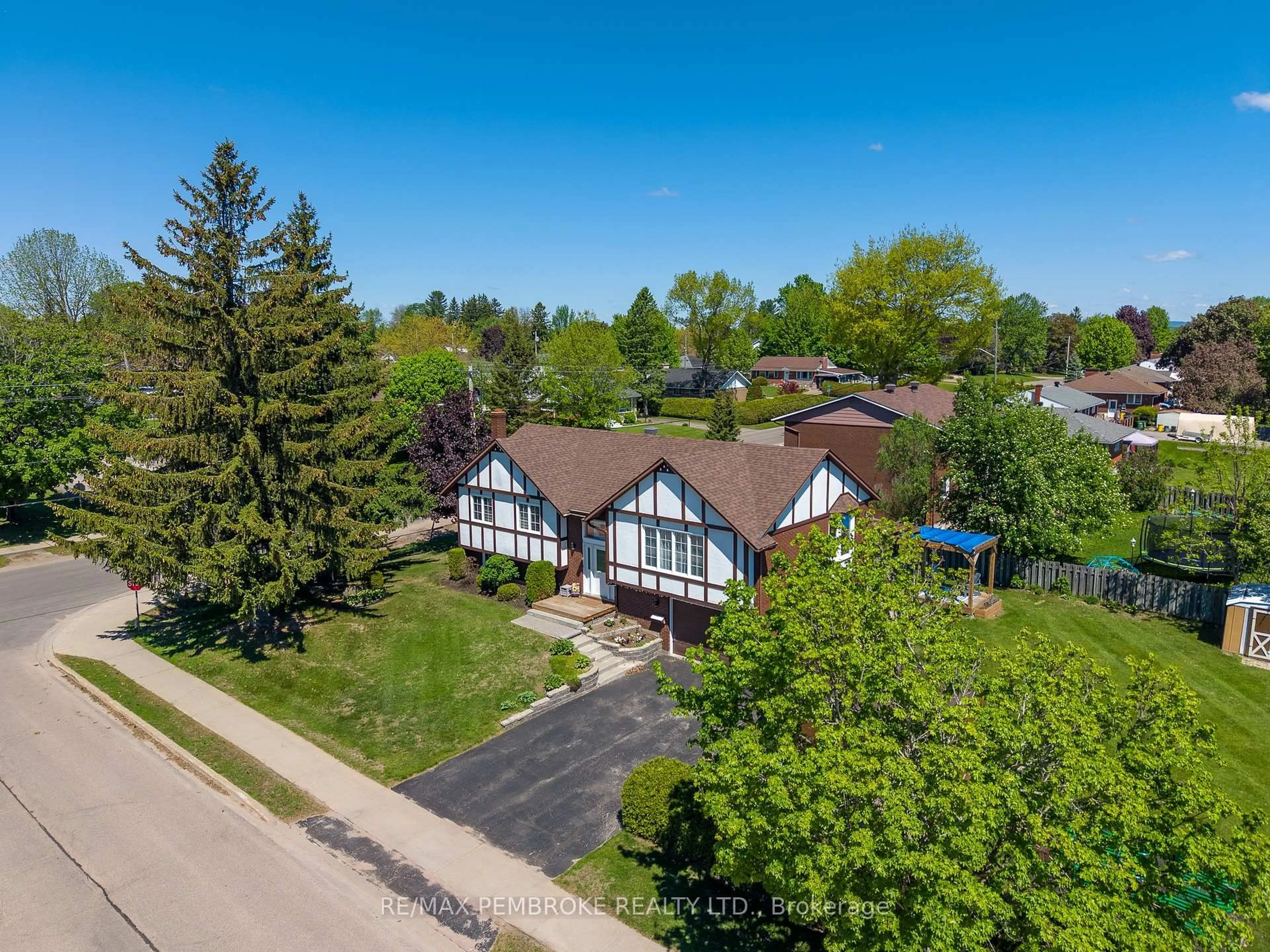 A pic from outside/outdoor area/front of a property/back of a property/a pic from drone, street for 399 Chamberlain St, Pembroke Ontario K8A 8C3