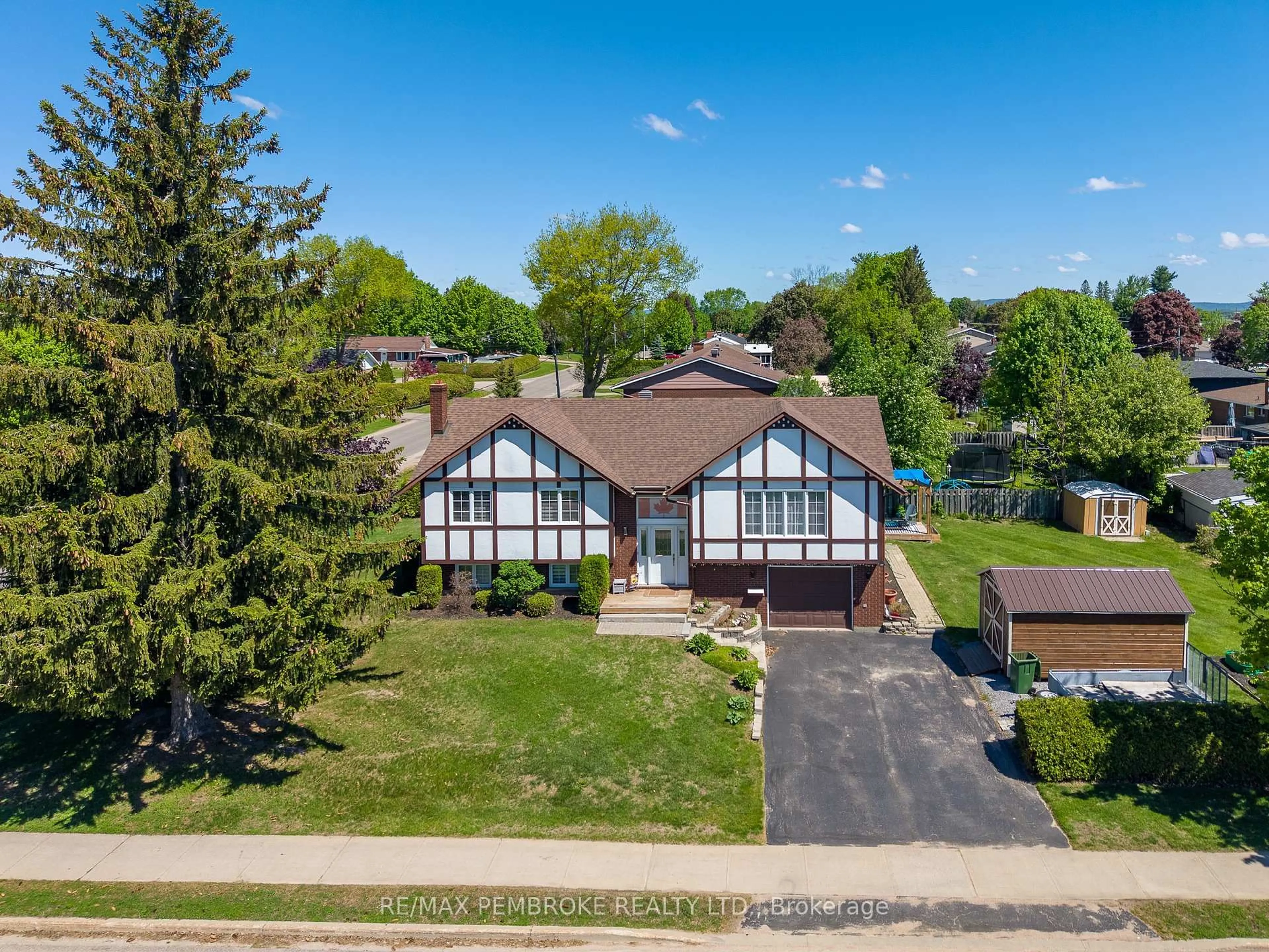 A pic from outside/outdoor area/front of a property/back of a property/a pic from drone, street for 399 Chamberlain St, Pembroke Ontario K8A 8C3