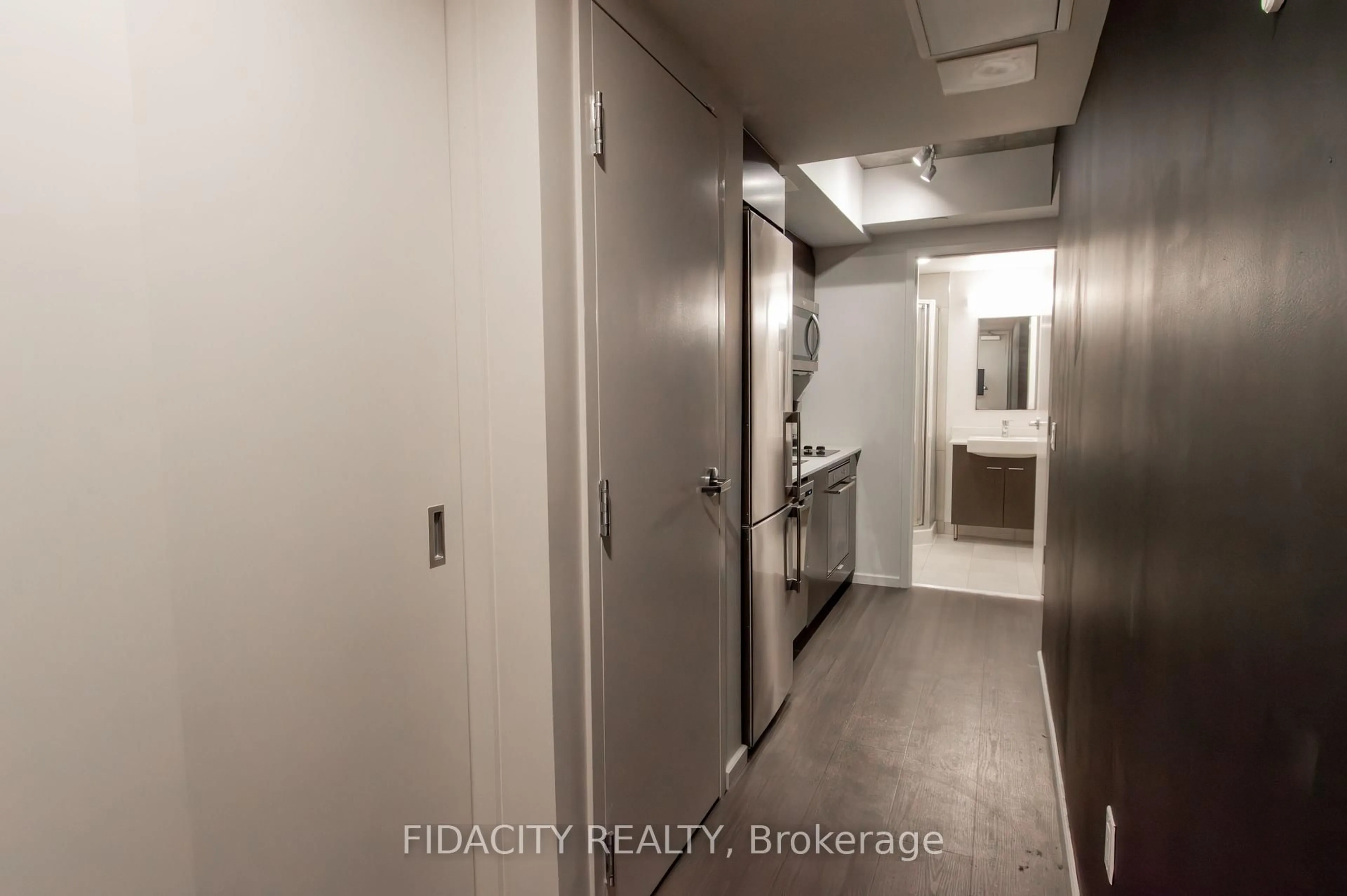 Indoor entryway for 105 Champagne Ave #1615, Ottawa Ontario K1S 5E5
