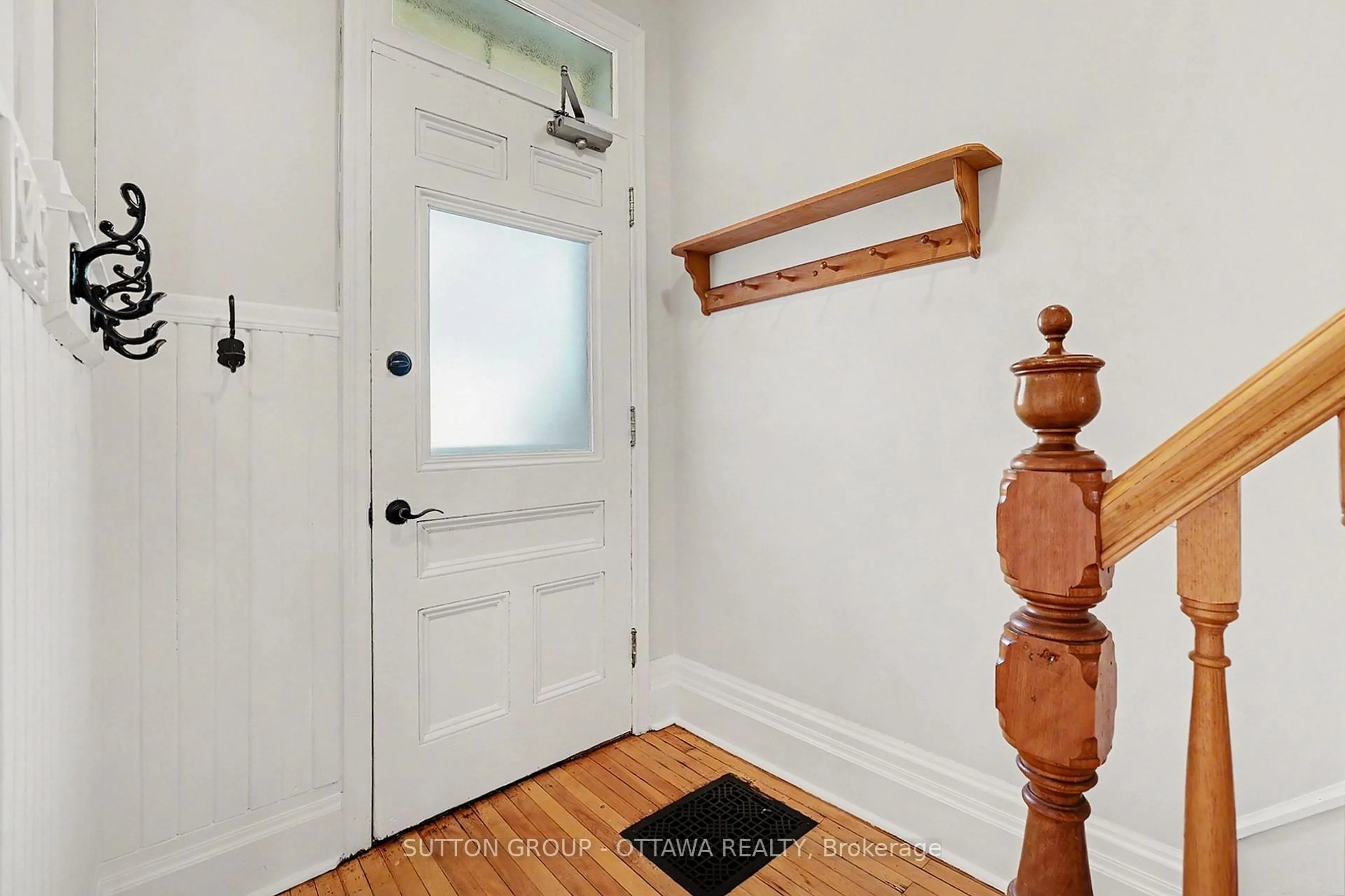 Indoor entryway for 279 Cambridge St, Ottawa Ontario K1R 7B1