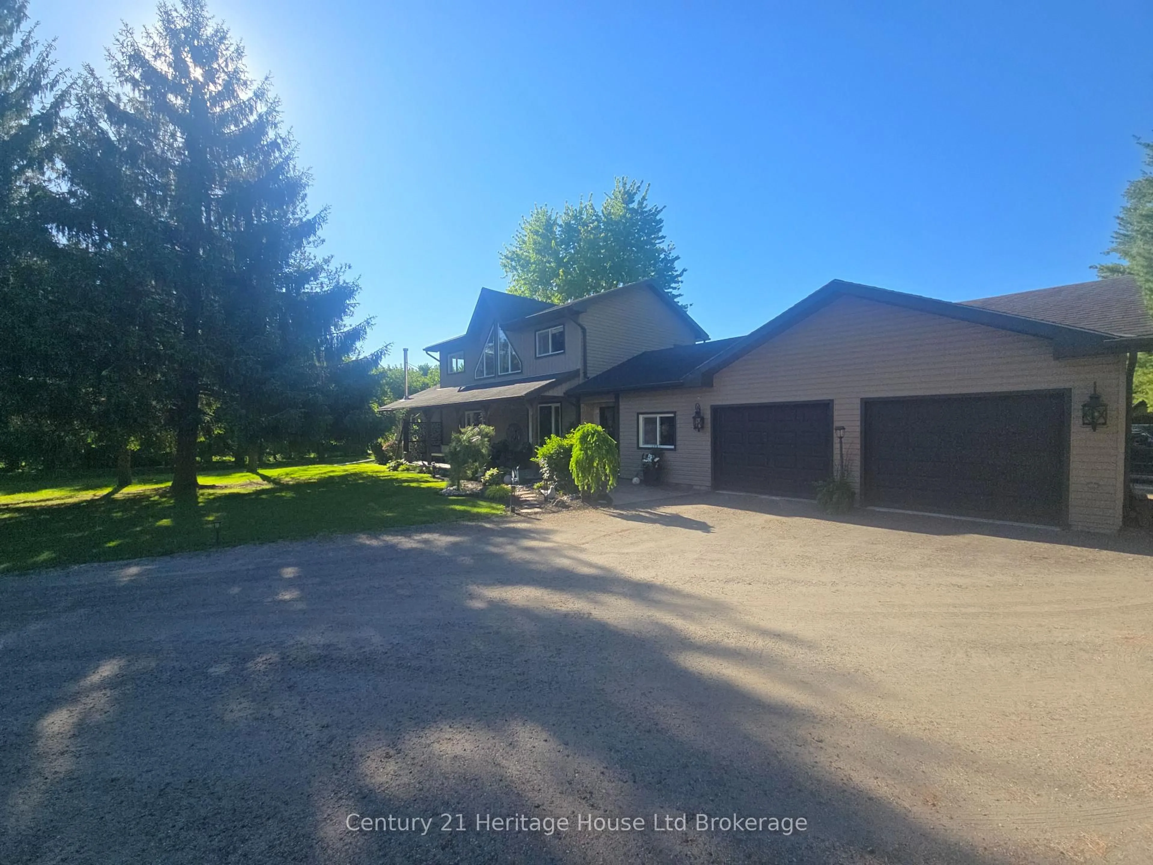 A pic from outside/outdoor area/front of a property/back of a property/a pic from drone, street for 545228 Pattullo Ave, Norwich Ontario N4S 7W3