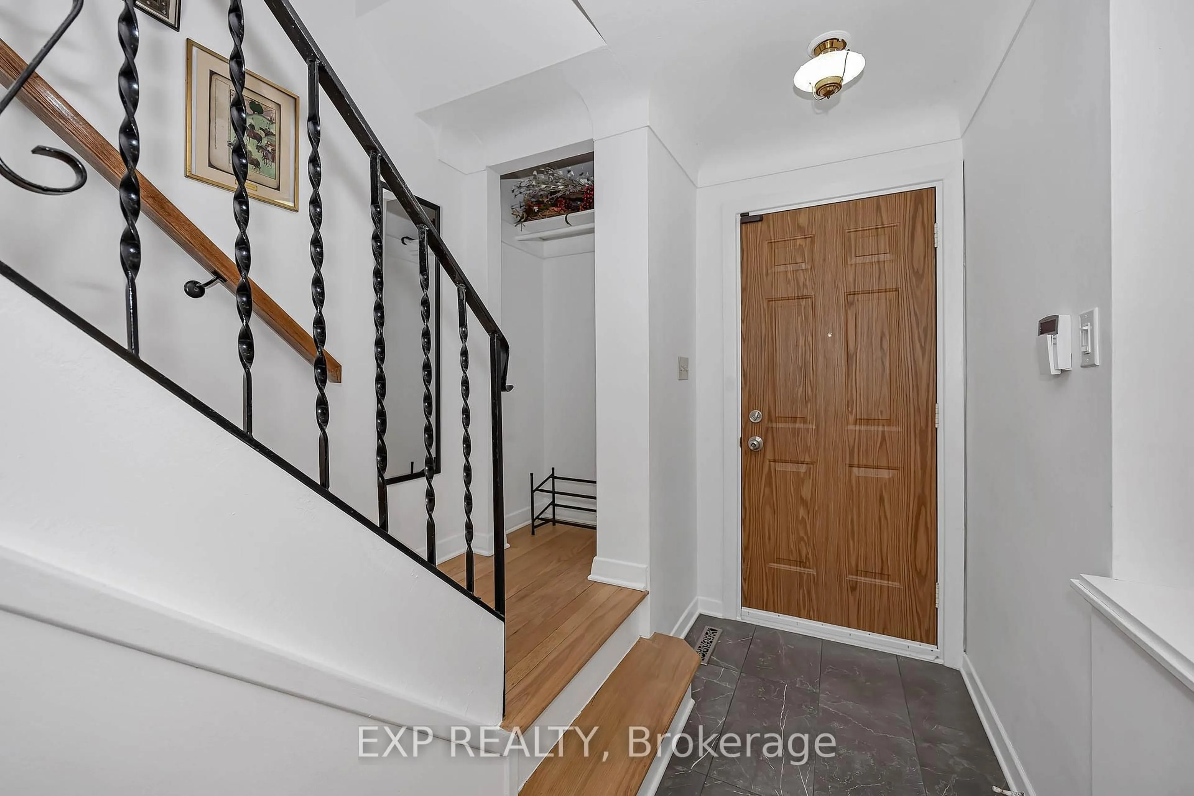 Indoor entryway for 707 Roosevelt Ave, Ottawa Ontario K2A 2A8