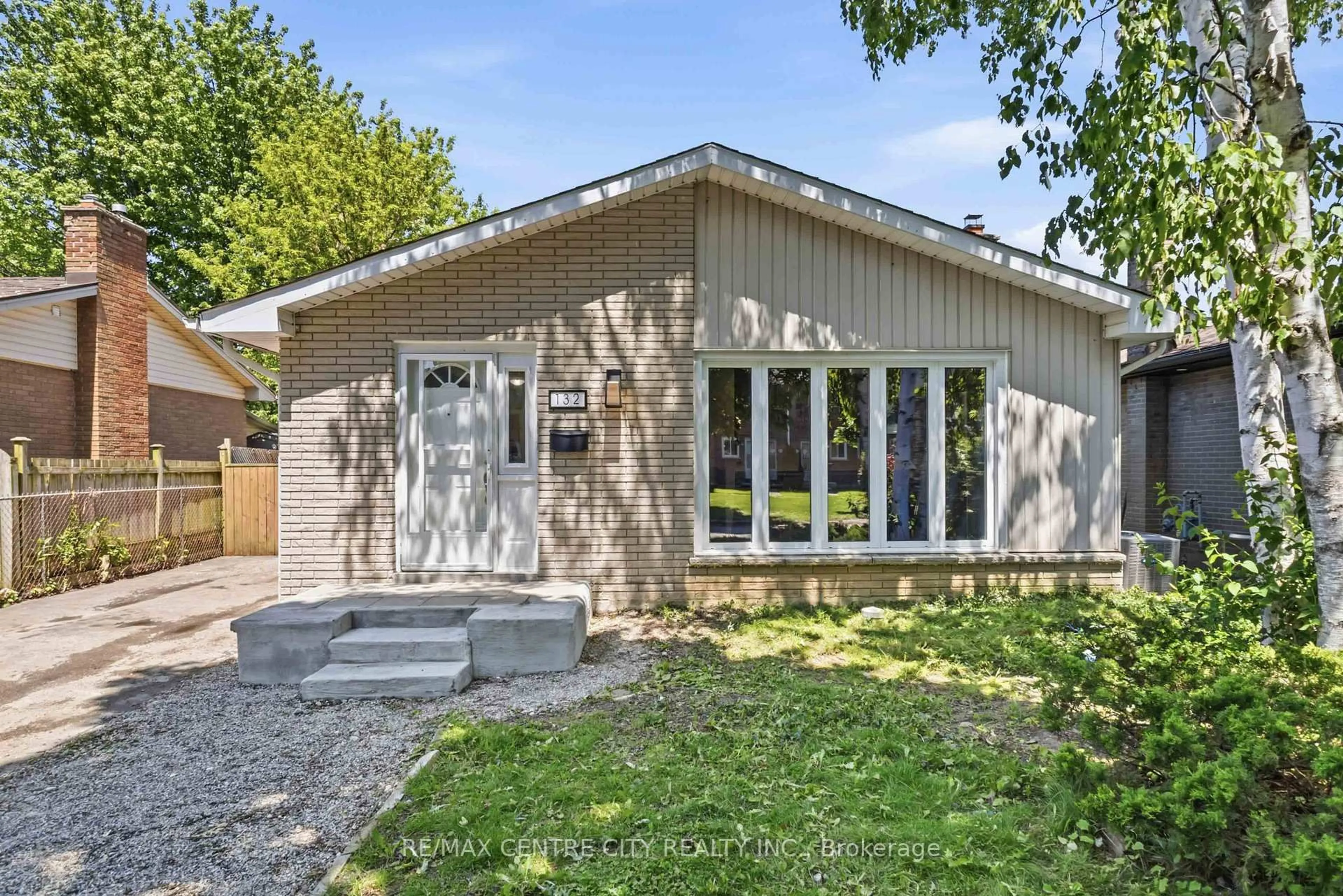 Home with vinyl exterior material, street for 132 Toulon Cres, London East Ontario N5V 1J5