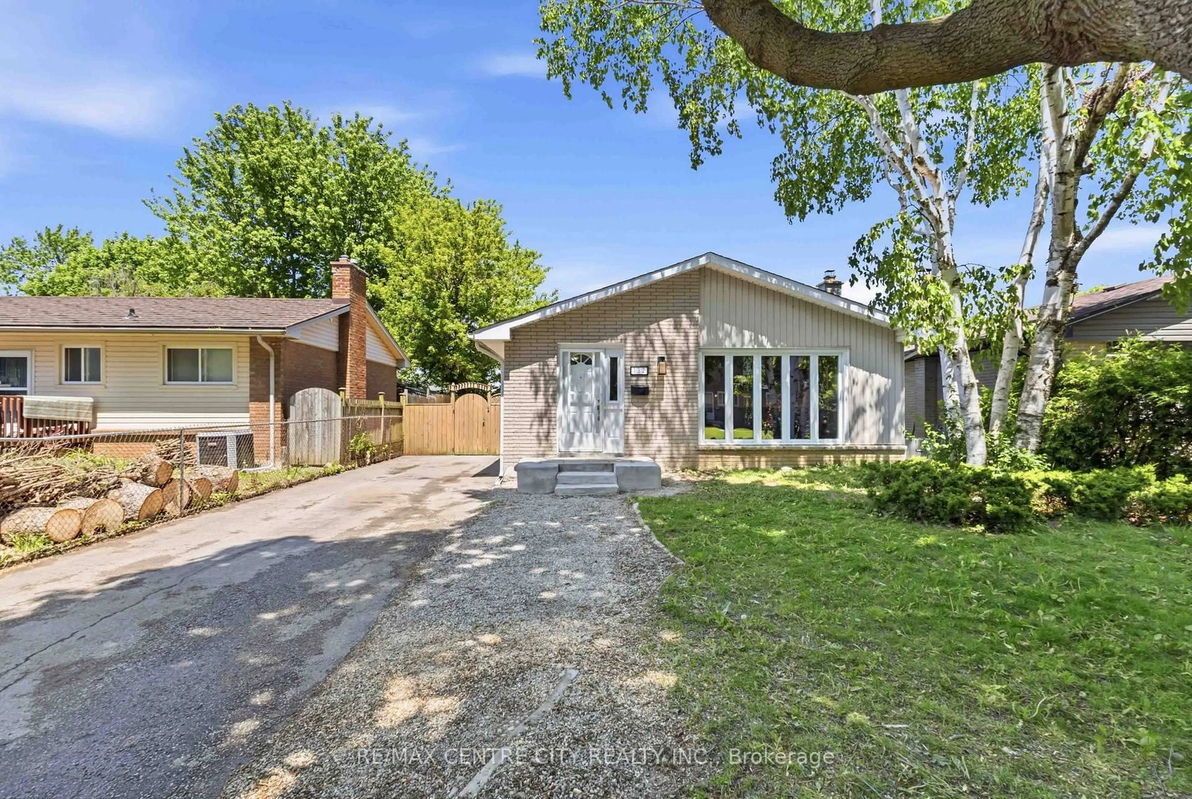 A pic from outside/outdoor area/front of a property/back of a property/a pic from drone, street for 132 Toulon Cres, London East Ontario N5V 1J5